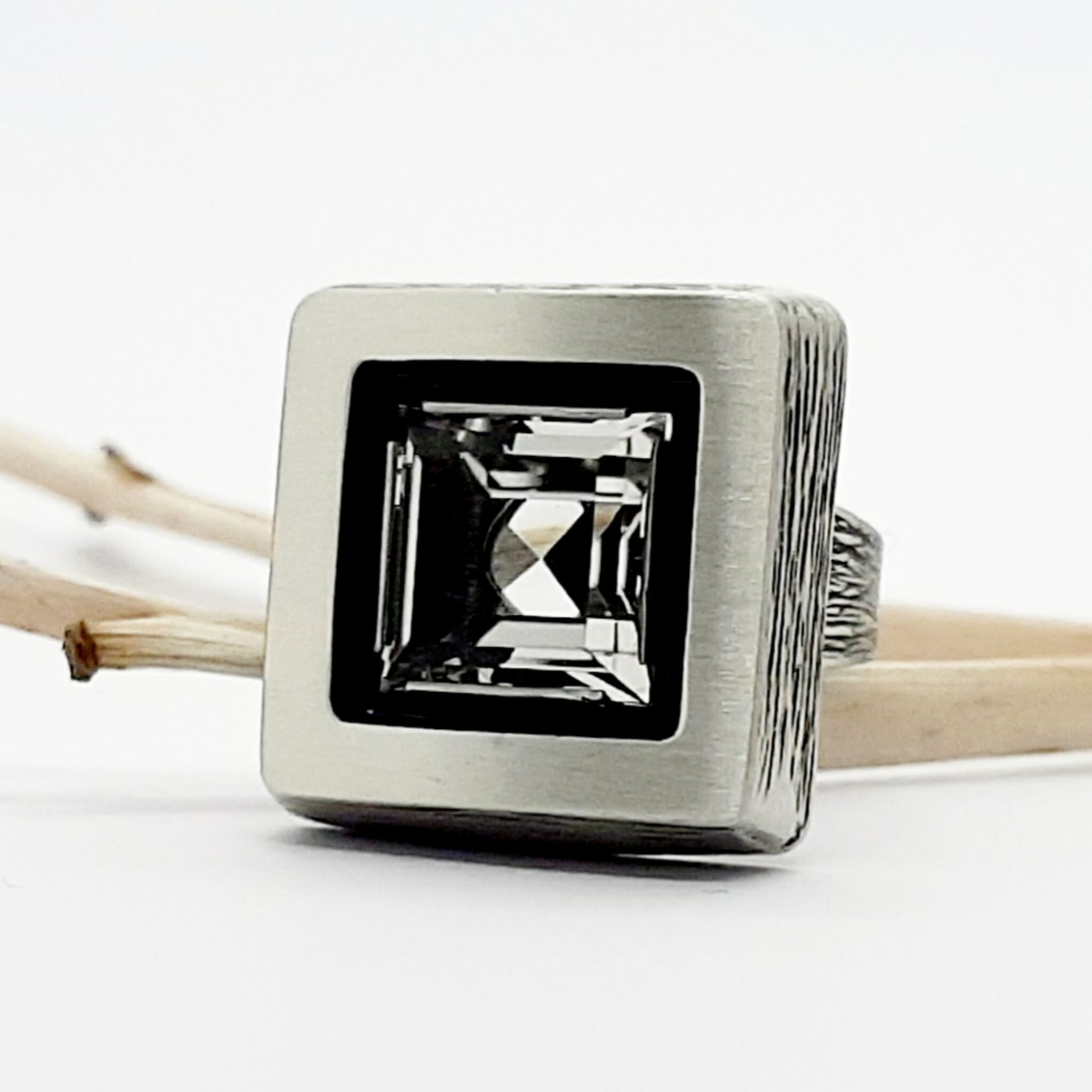 Nordform Ring mit Quadratischen Bergkristall (groß) in Silber