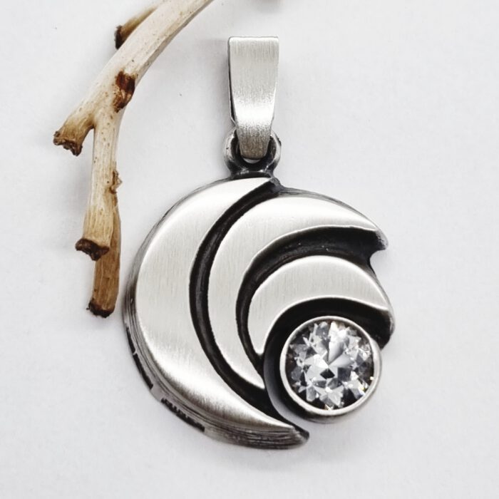 Nordform Gefächerter Runder Anhänger in Silber mit Bergkristall (21x31mm)