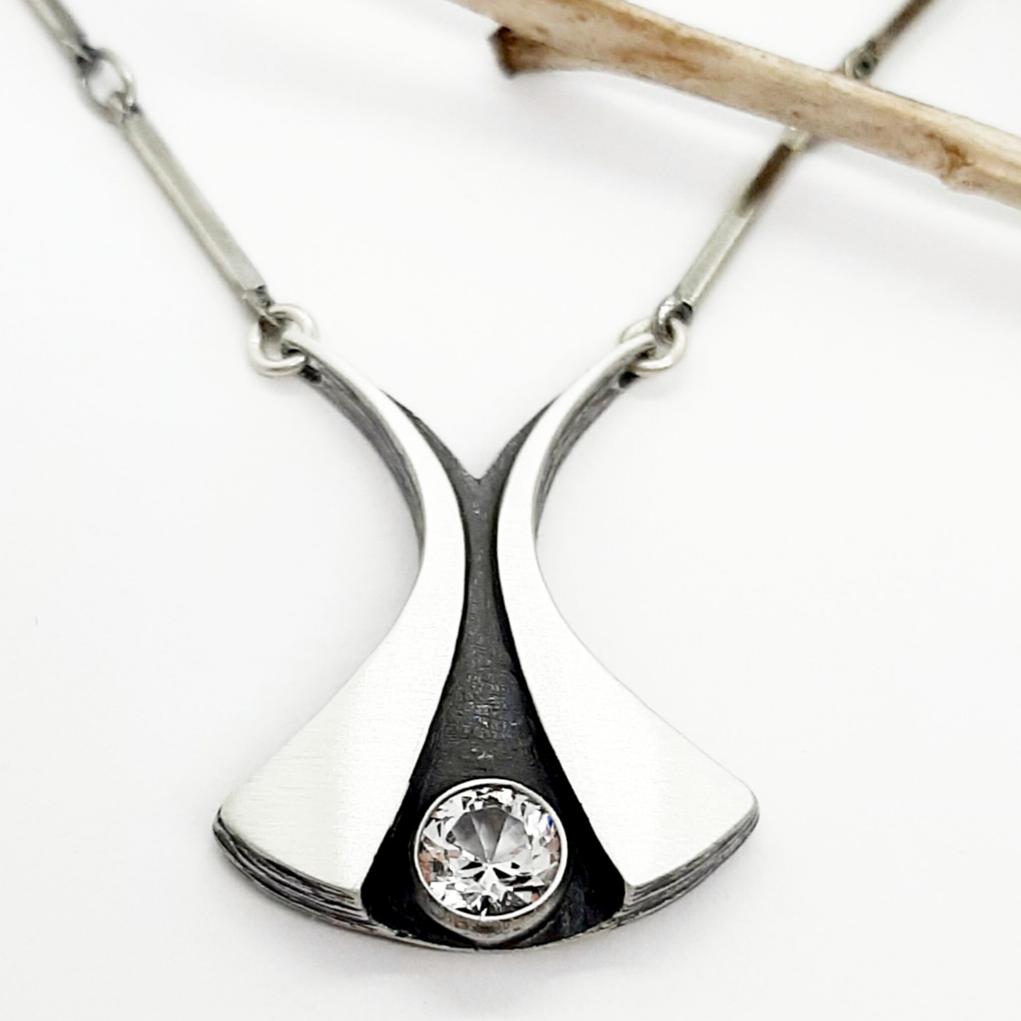Nordform Stäbchen-Collier mit Sanduhrförmigen Mittelteil Silber Bergkristall Nordform Stäbchen-Collier mit Sanduhrförmigen Mittelteil Silber Bergkristall