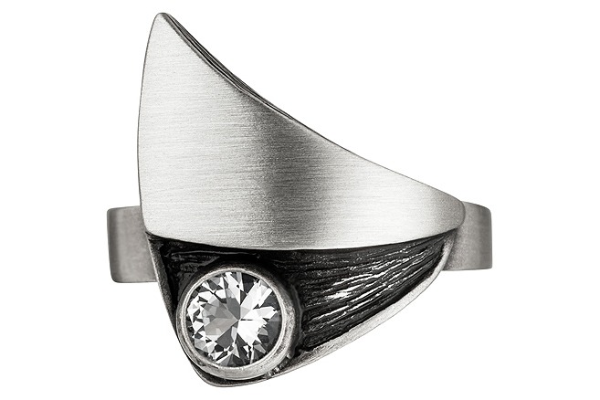 Nordform Ring mit Dreieckigem Aufsatz (groß) Silber Bergkristall