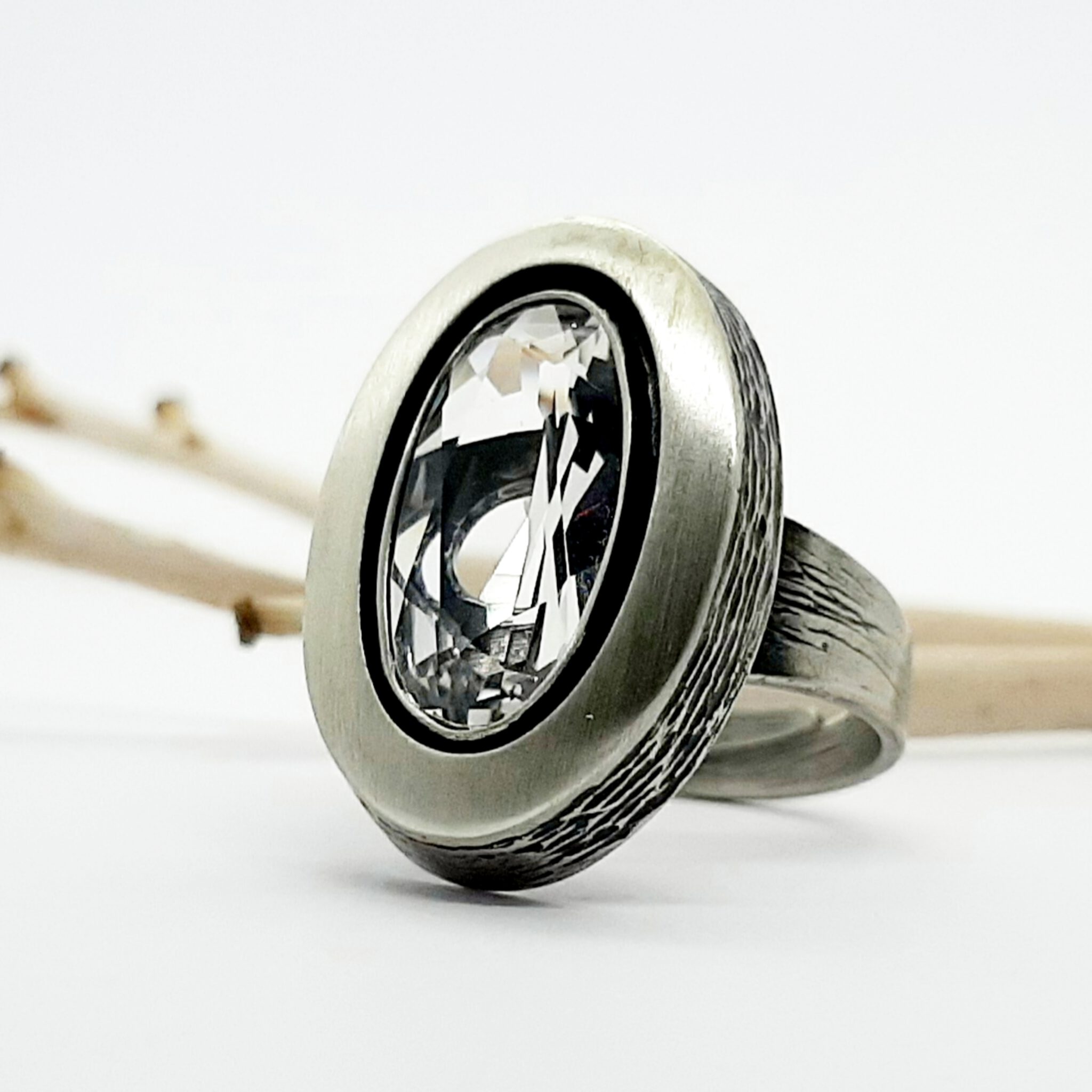 Nordform Ring Ovaler Kopf Silber Bergkristall