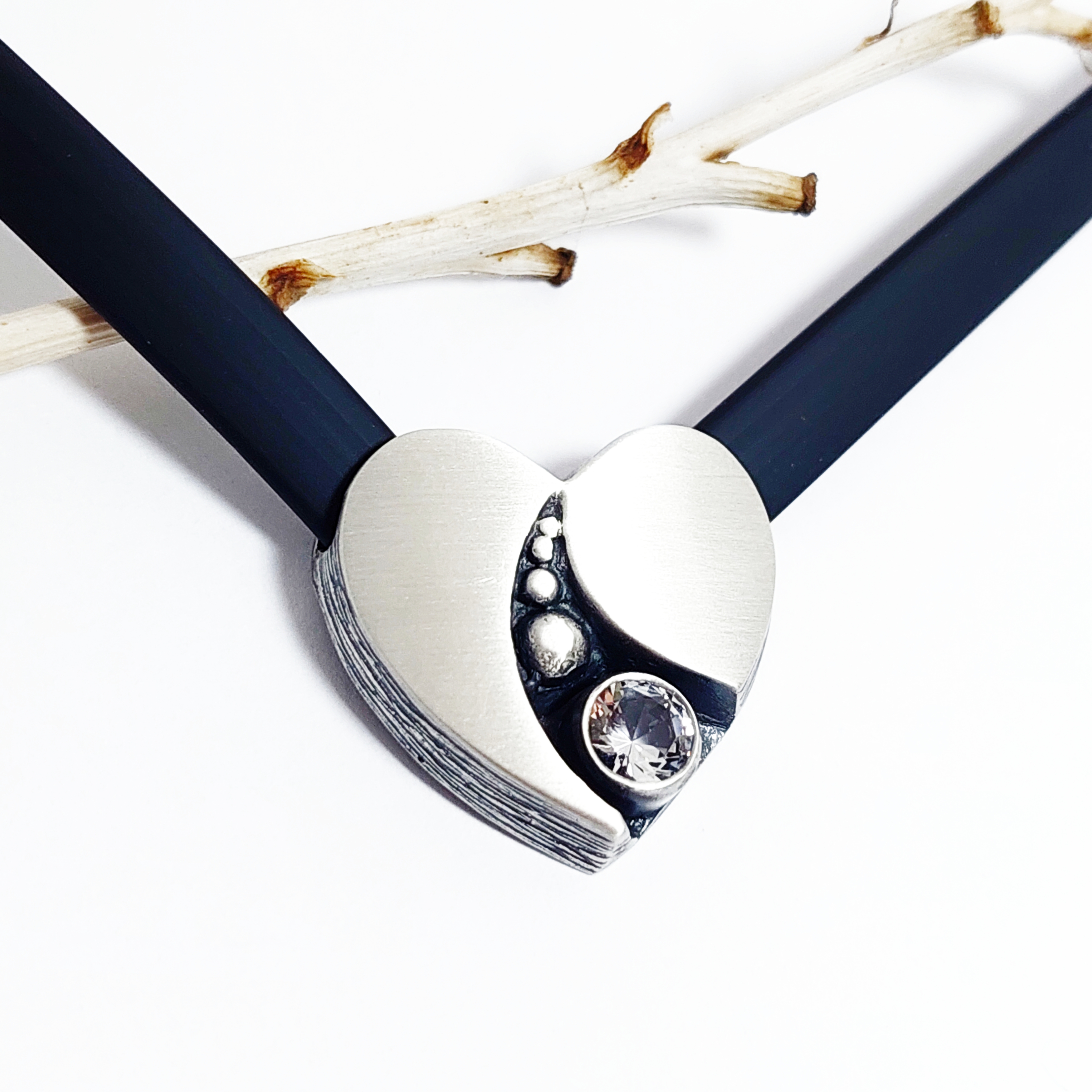 Nordform Kautschukcollier mit Herz Silber Bergkristall Nordform Kautschukcollier mit Herz Silber Bergkristall