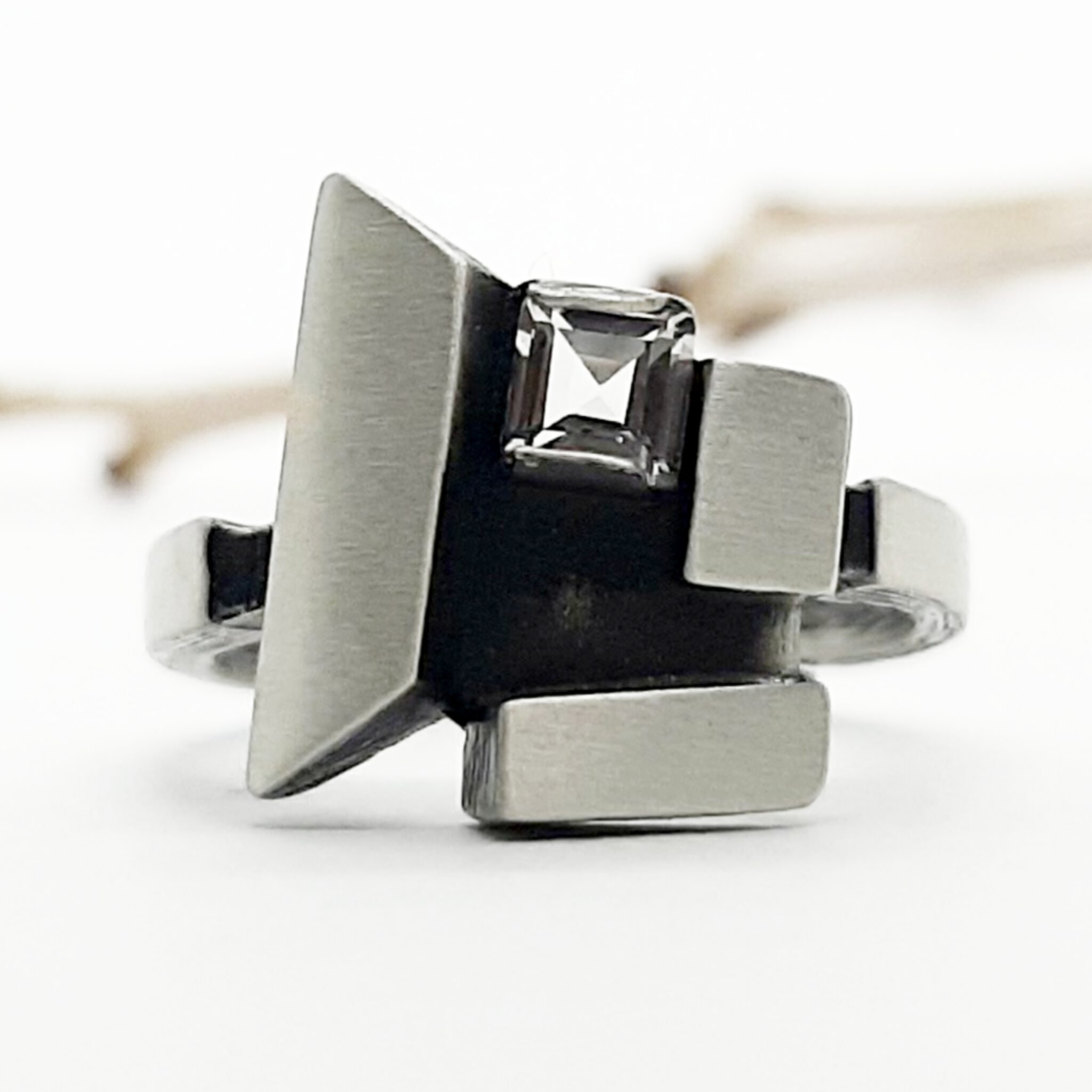Nordform Ring Geometrische Formen Silber Bergkristall