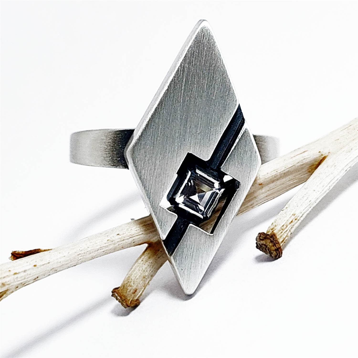 Nordform Ring Rombenförmiger Kopf Silber Bergkristall