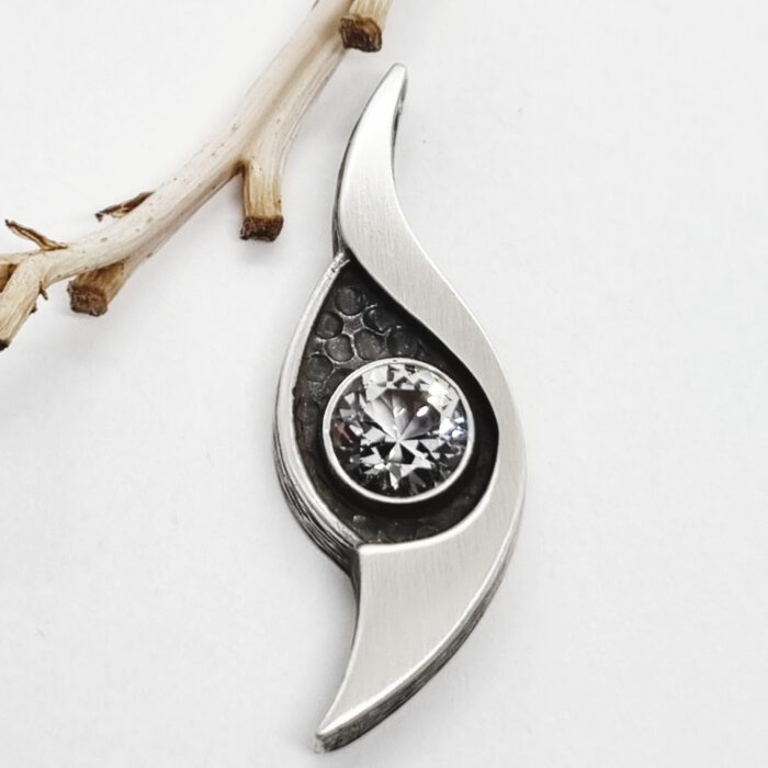 Nordform Anhänger Silber teilweise Geschwärzt mit Bergkristall (13x40mm)
