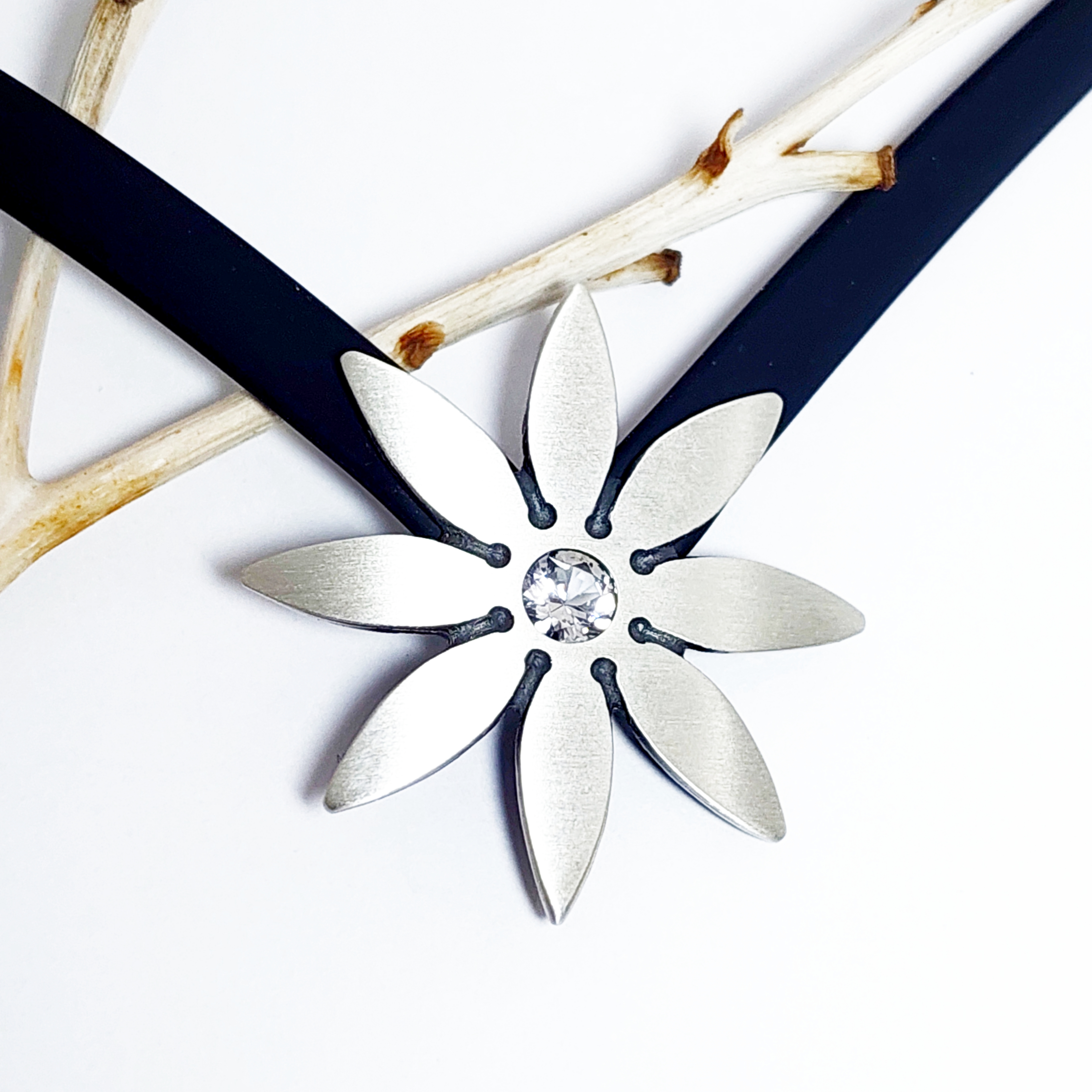 Nordform Kautschukcollier mit Blütenform Blume Silber Bergkristall