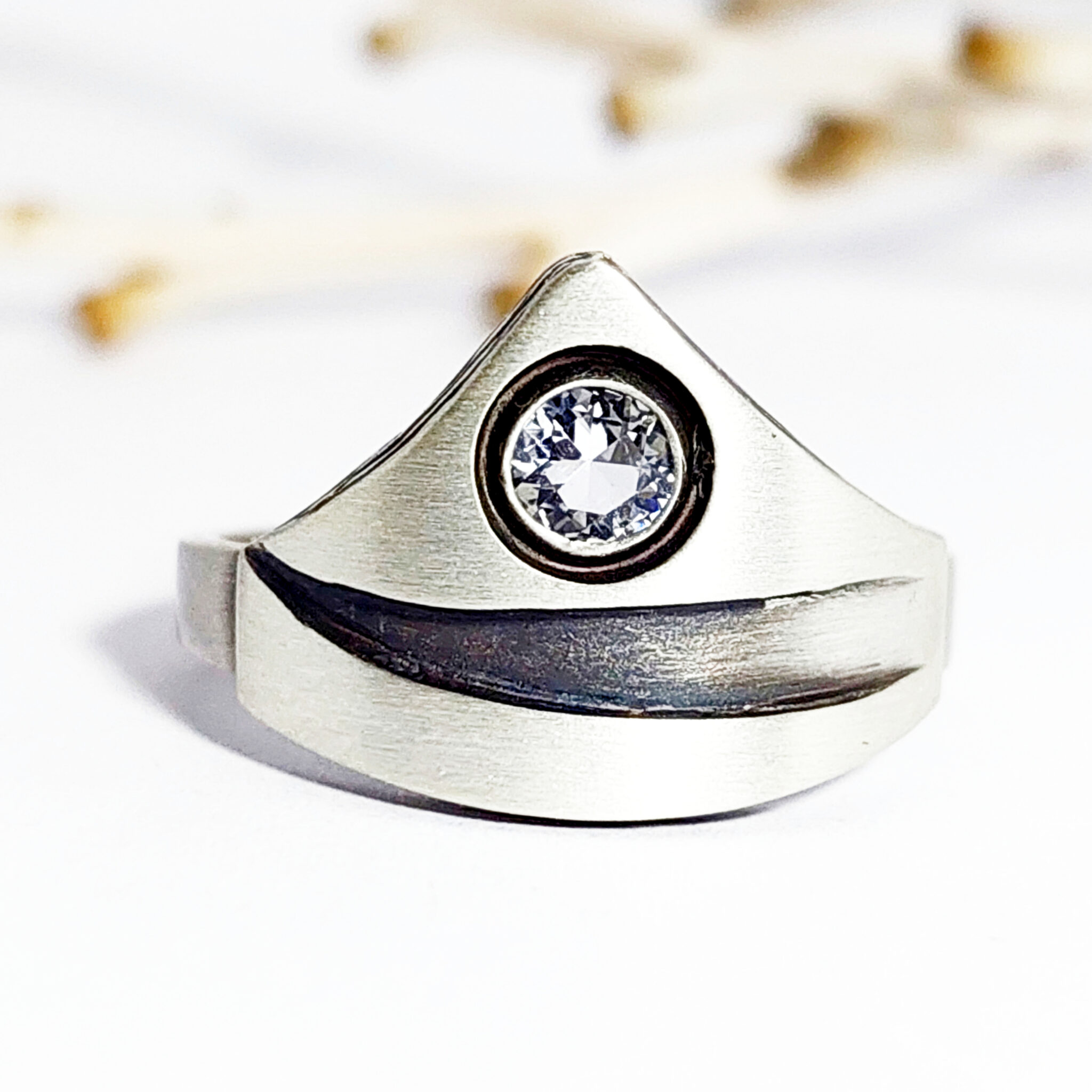 Nordform Ring mit Dreieckigem Aufsatz Silber Bergkristall
