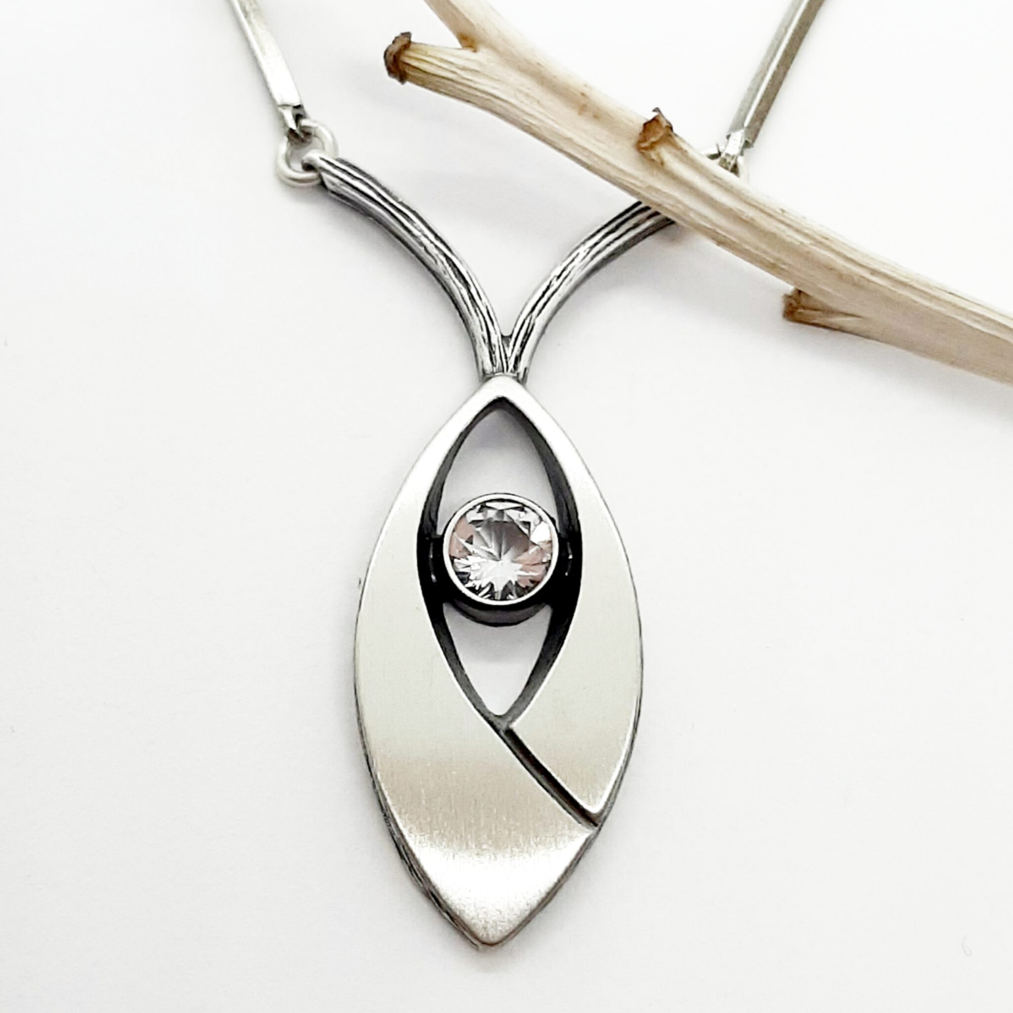 Nordform Stäbchen-Collier mit Mandelförmigen Mittelteil Silber Bergkristall