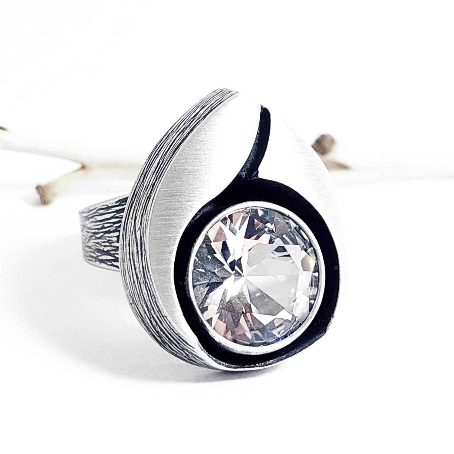 Nordform Ring Tropfenform Silber Großer Bergkristall