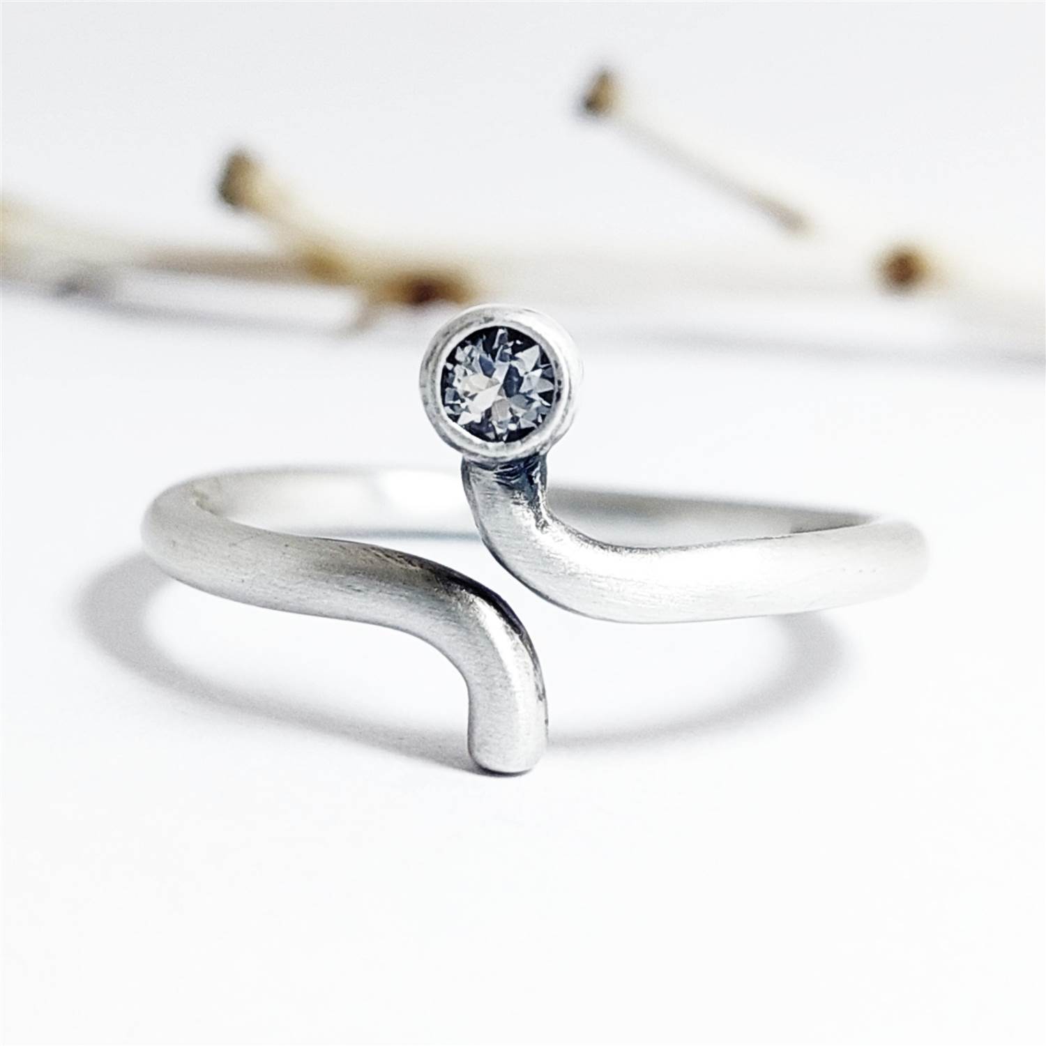 Nordform Schmaler Ring aus Rundem Draht Silber Bergkristall