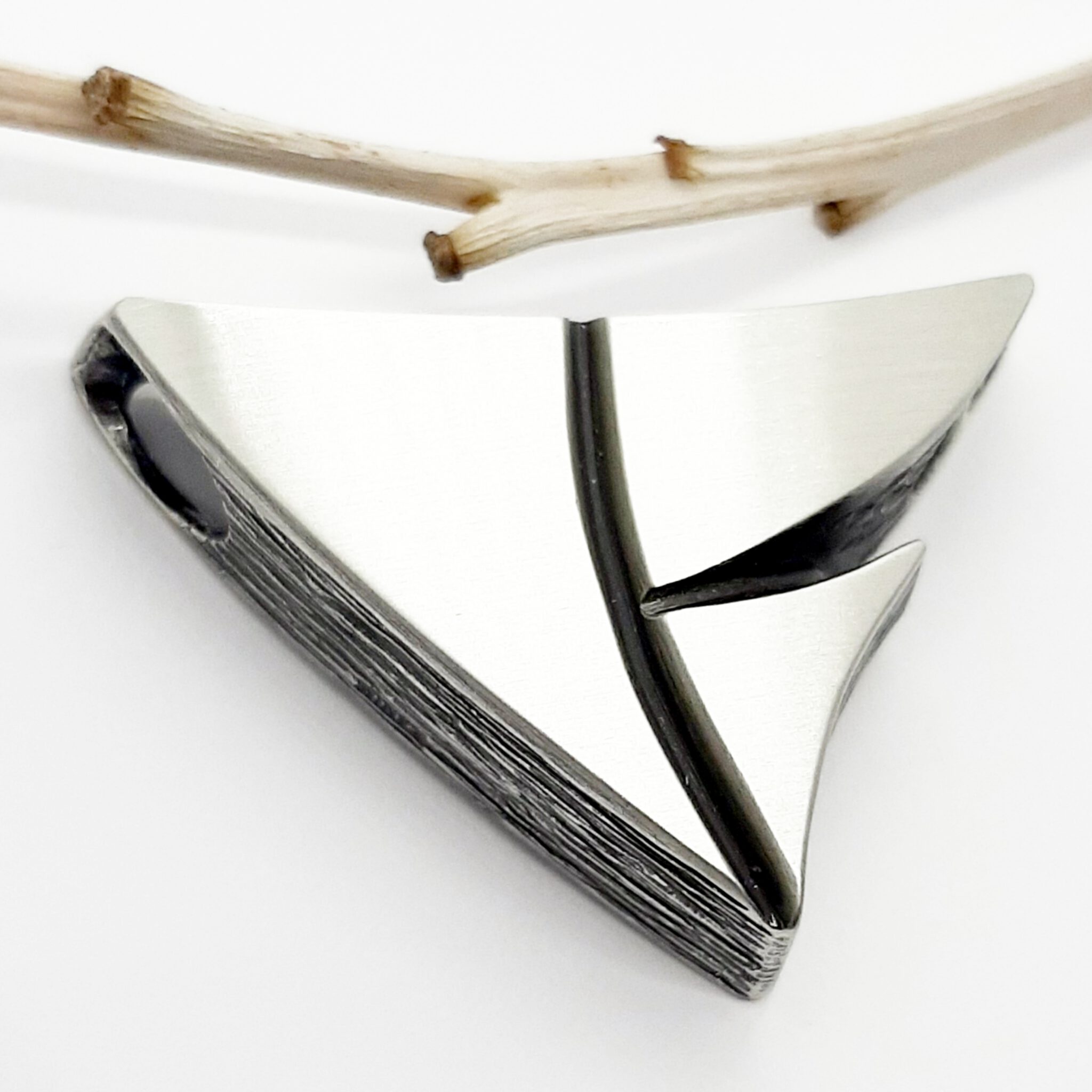 Nordform Dreieckiger Anhänger in Silber mit Bergkristall (45x30mm)