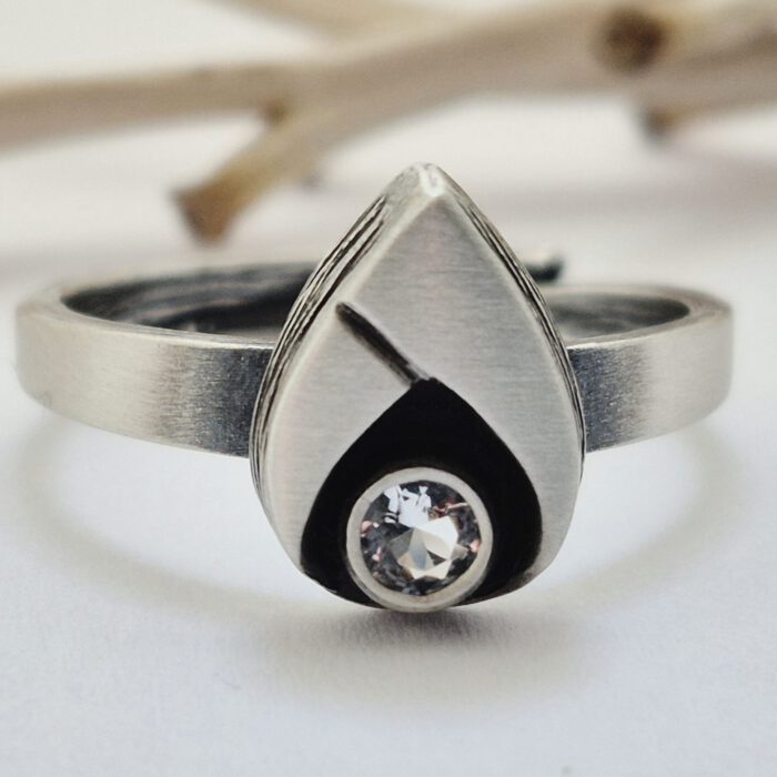Nordform Ring Tropfenform Silber Bergkristall