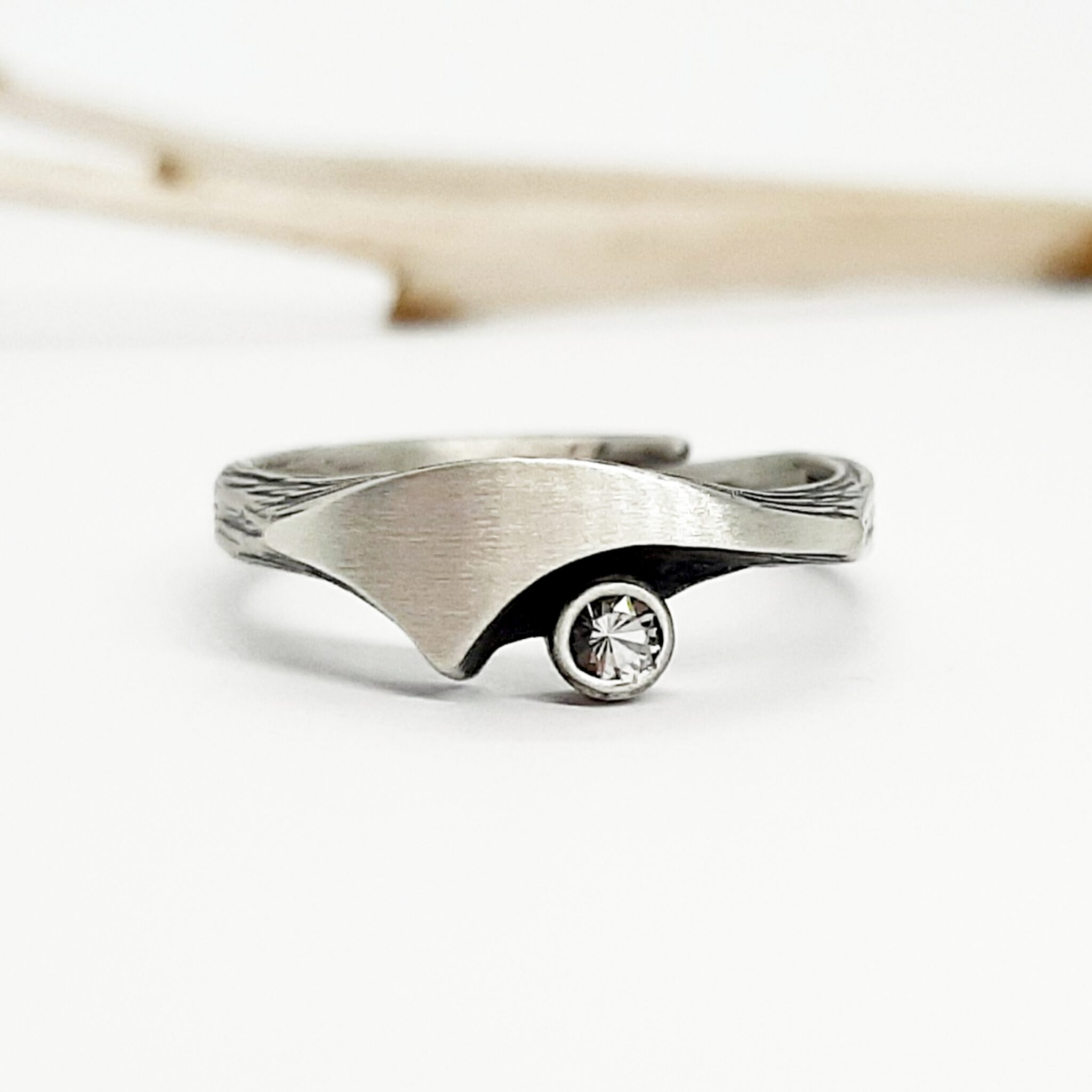 Nordform Ring Säbelform Silber Bergkristall Seitlich