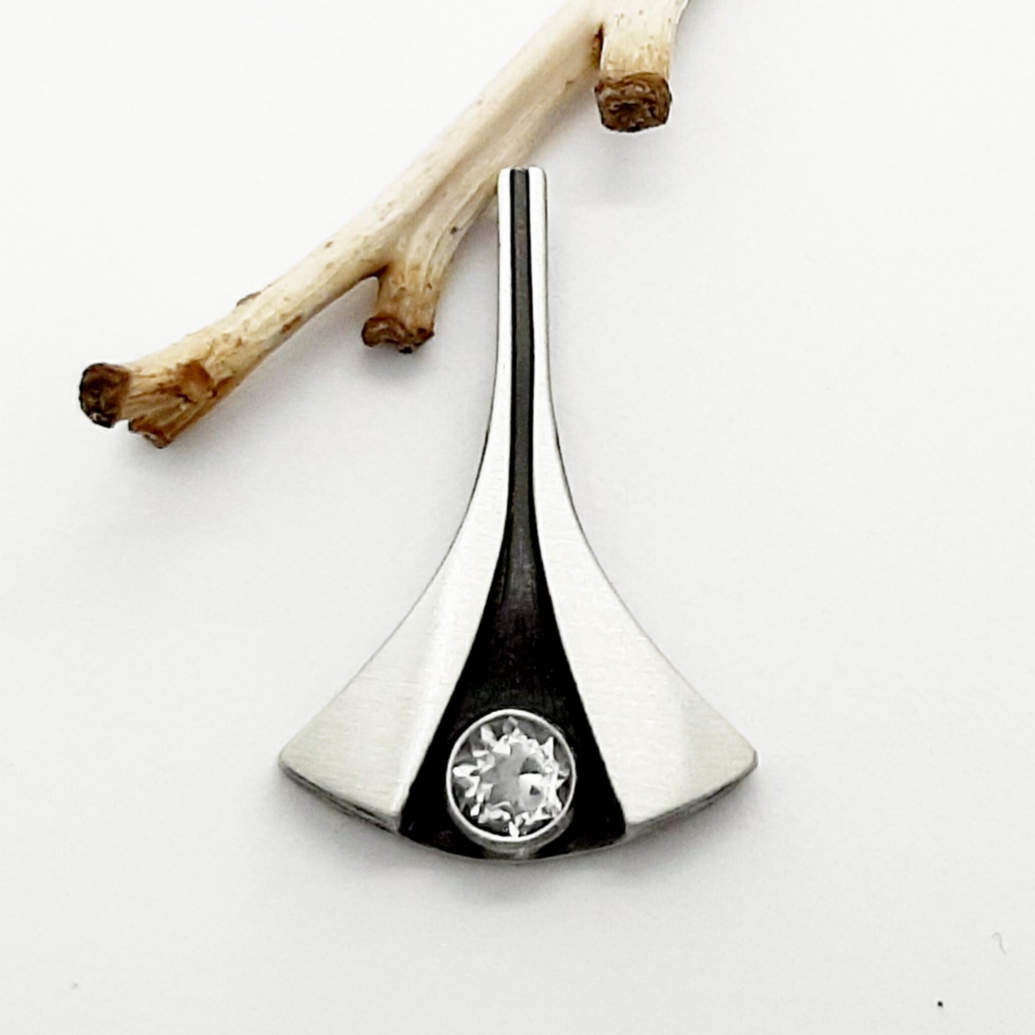 Nordform Anhänger Fächerform Silber mit Bergkristall (16x23mm)