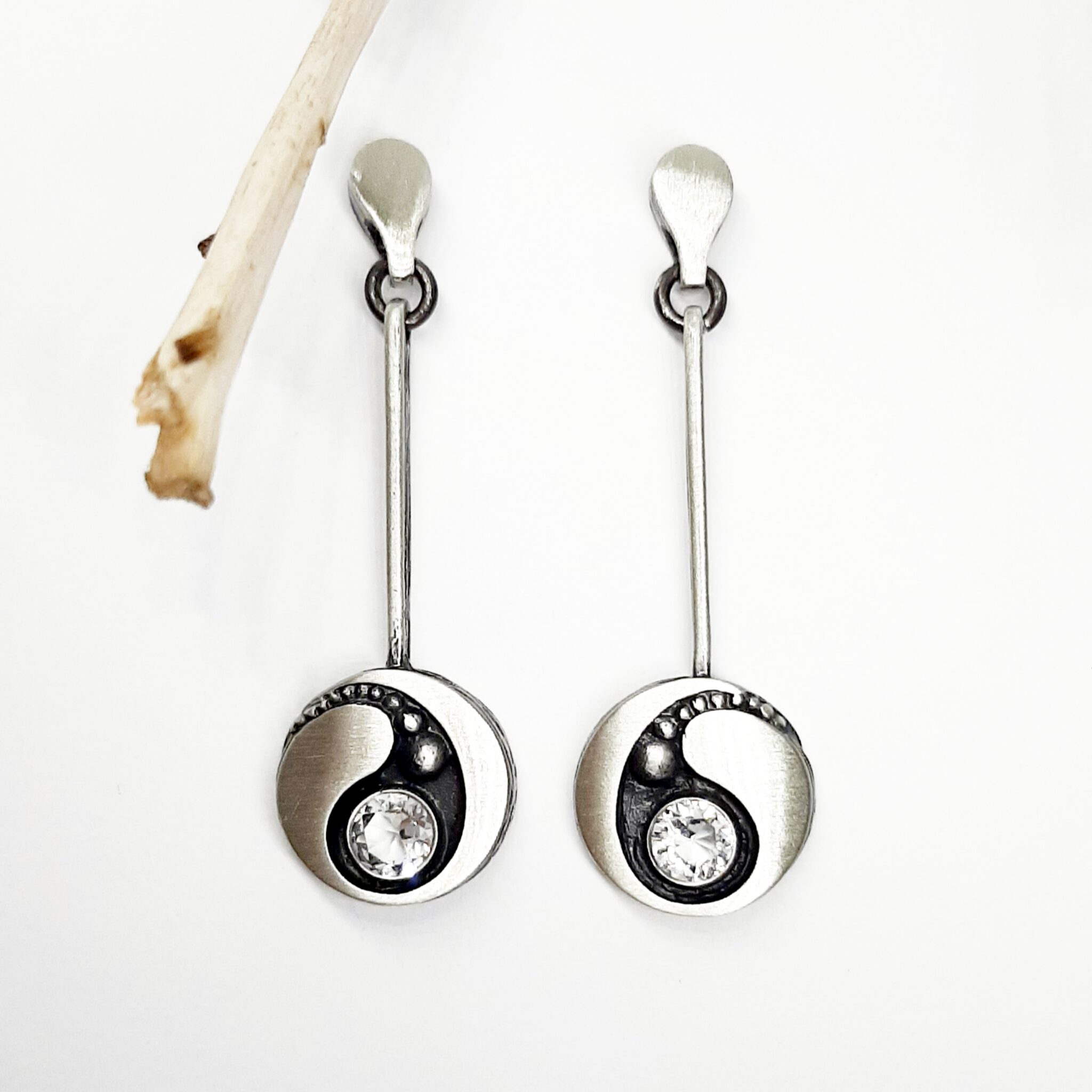 Nordform Ohrhänger Rund (Sonnensystem) an Stäbchen Silber Bergkristall