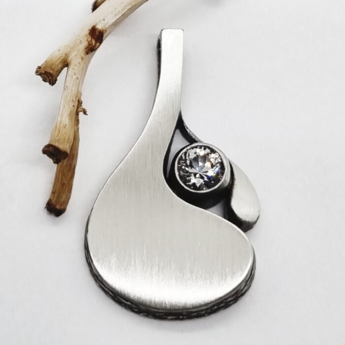 Nordform Anhänger Tropfenform Silber mit Bergkristall (17x30mm)