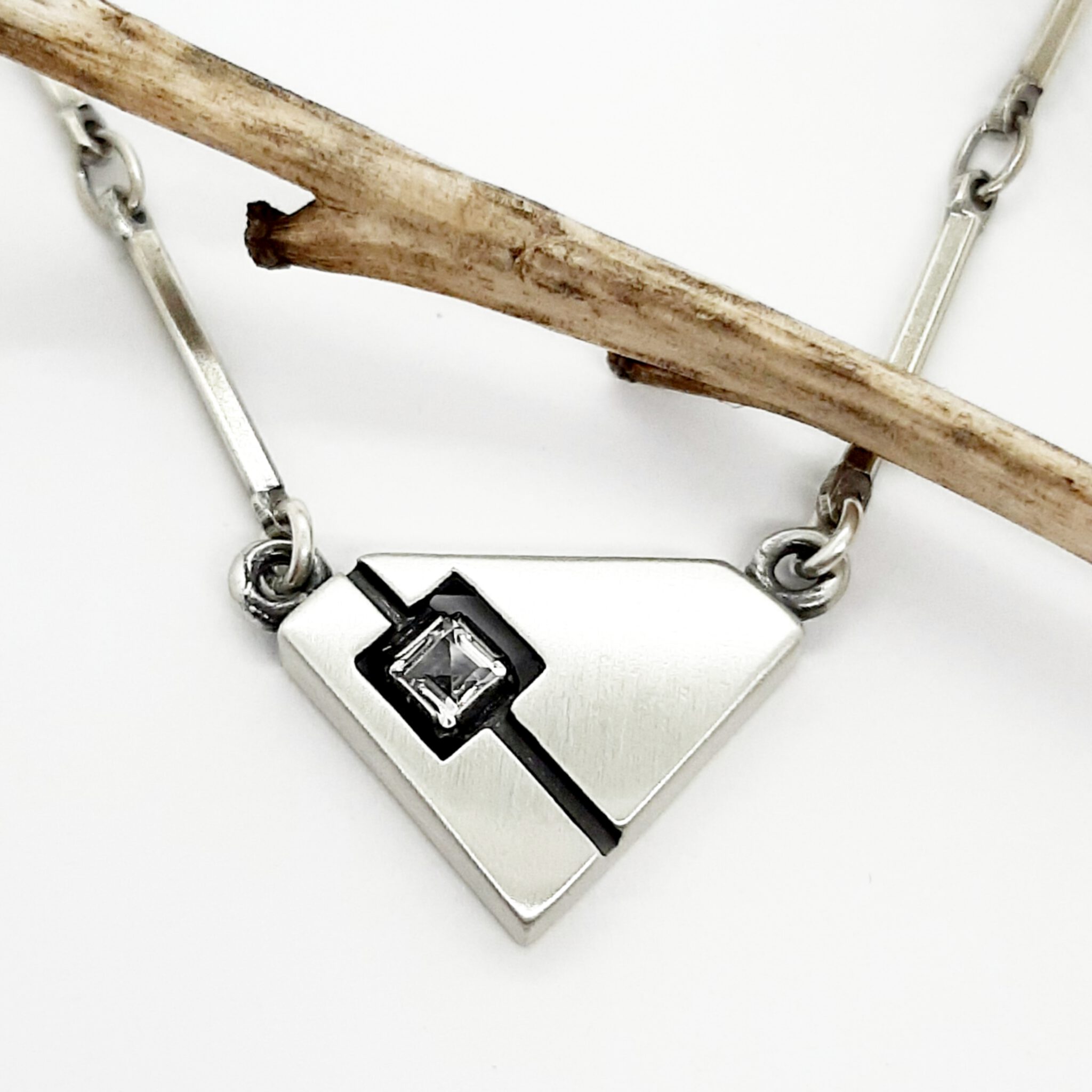 Nordform Stäbchen-Collier mit Dreieckigem Mittelteil Silber Bergkristall