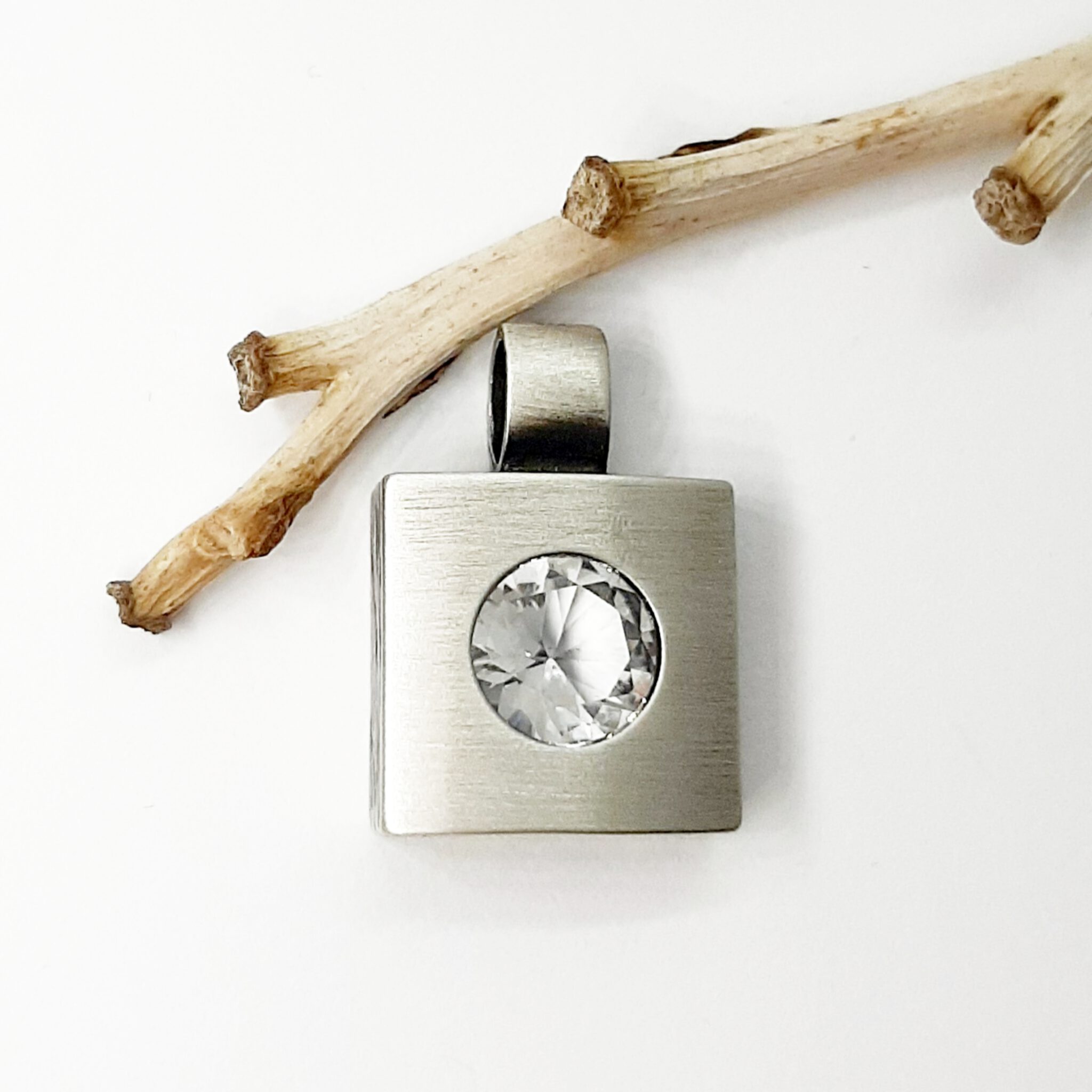 Nordform KLeiner Quadratischer Anhänger Silber mit Rundem Bergkristall