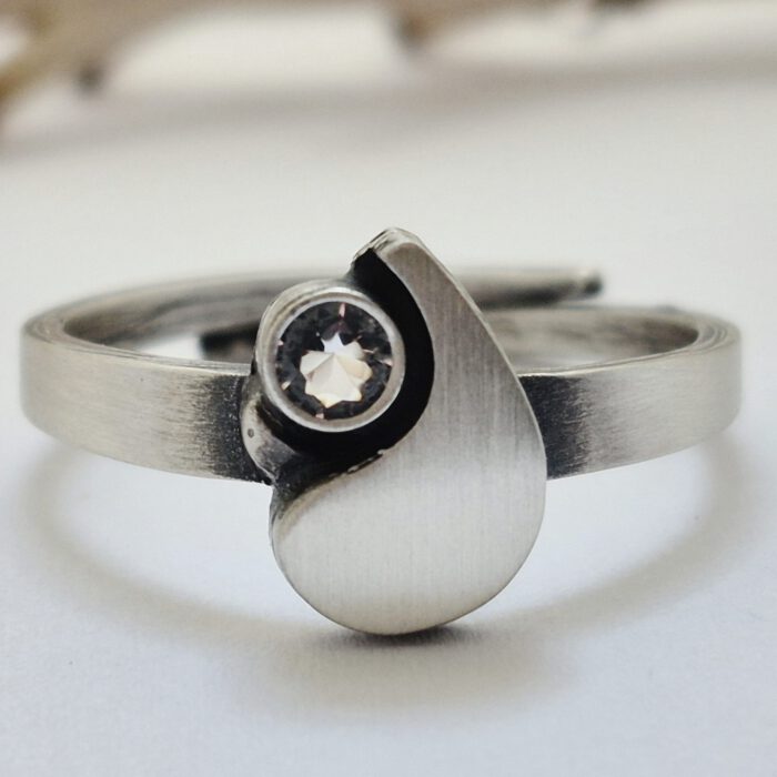 Nordform Ring Tropfenform (klein) Silber Bergkristall