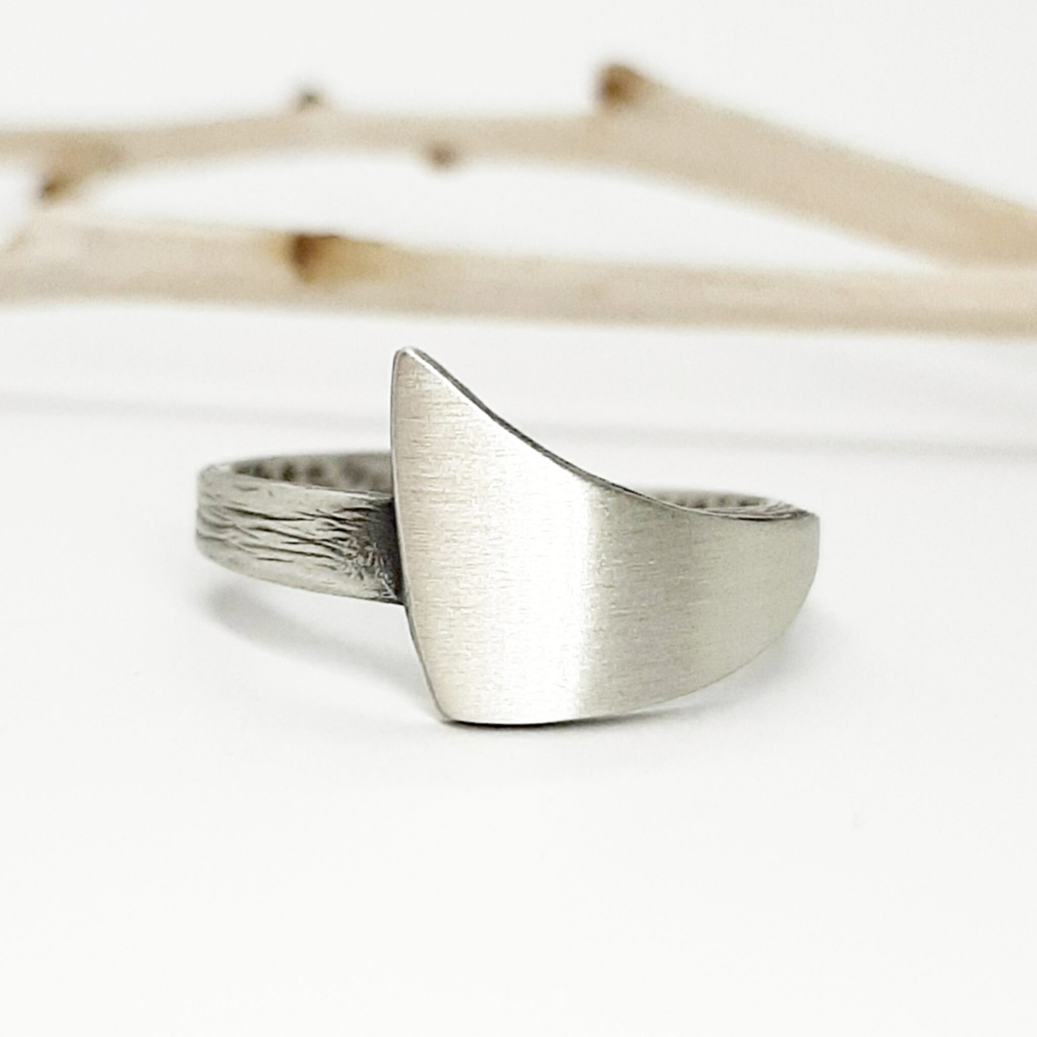 Nordform Ring mit Dreieckigem Aufsatz Silber