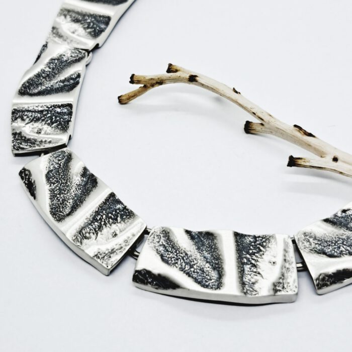 Nordform Collier mit Organisch Geformten Gliedern Silber Bergkristall