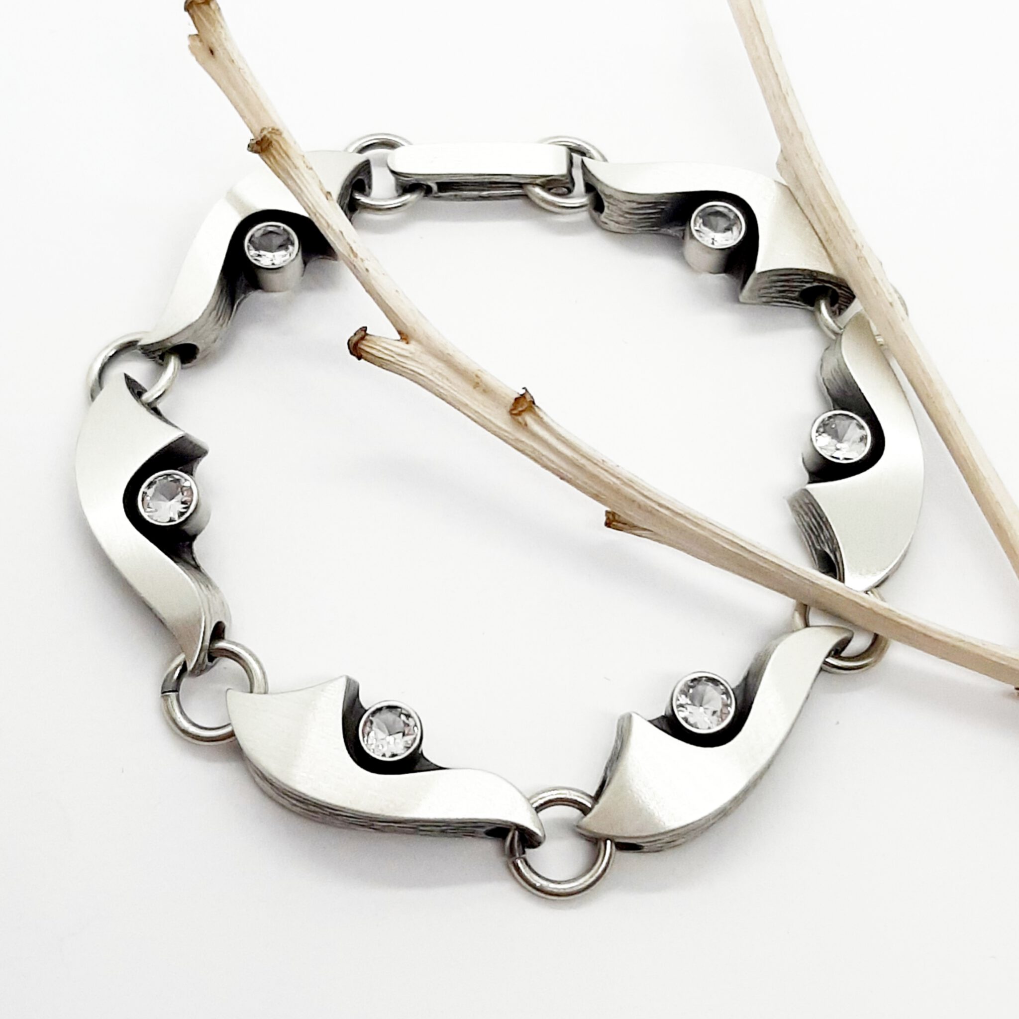 Nordform Armband mit Säbelförmigem Gliedern aus Silber + Bergkristall