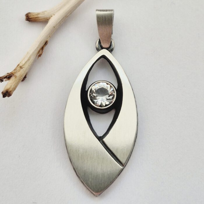 Nordform Mandelförmiger Anhänger Silber mit Bergkristall (14x36mm)