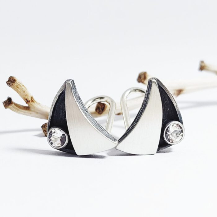 Nordform Dreieckige Ohrclips Silber (Segel) mit Bergkristall