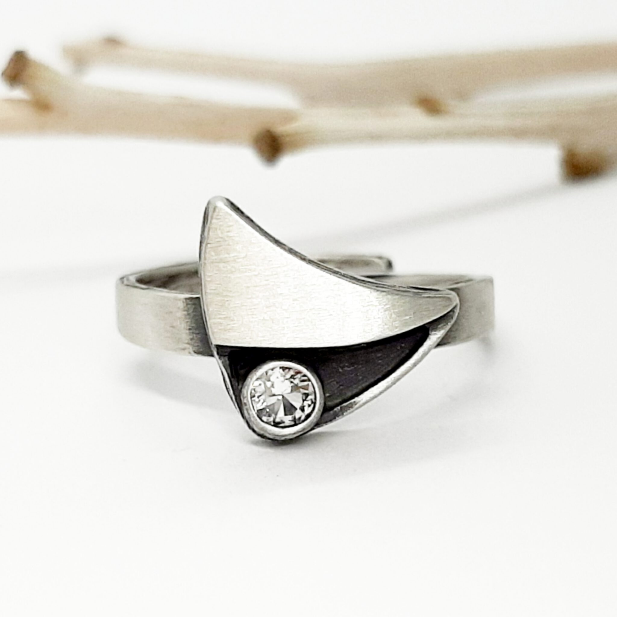 Nordform Ring mit Dreieckigem Aufsatz (klein) Silber Bergkristall