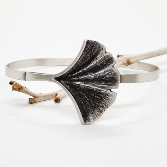 Nordform Armreif mit Mittelteil in Form eines Gingkoblattes Silber