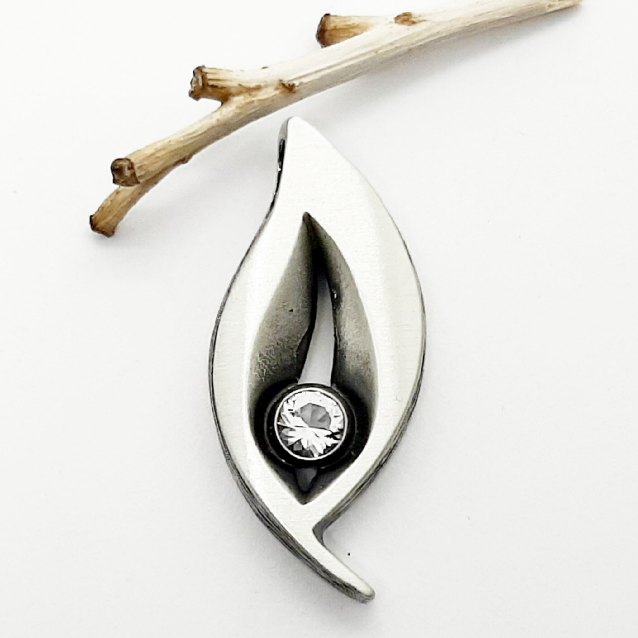 Nordform Anhänger in Fließender Form Silber mit Bergkristall (15x34mm)