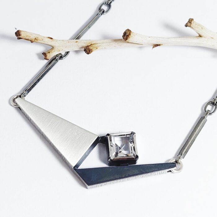 Nordform Stäbchen-Collier mit Dreieckigem Mittelteil Silber Bergkristall