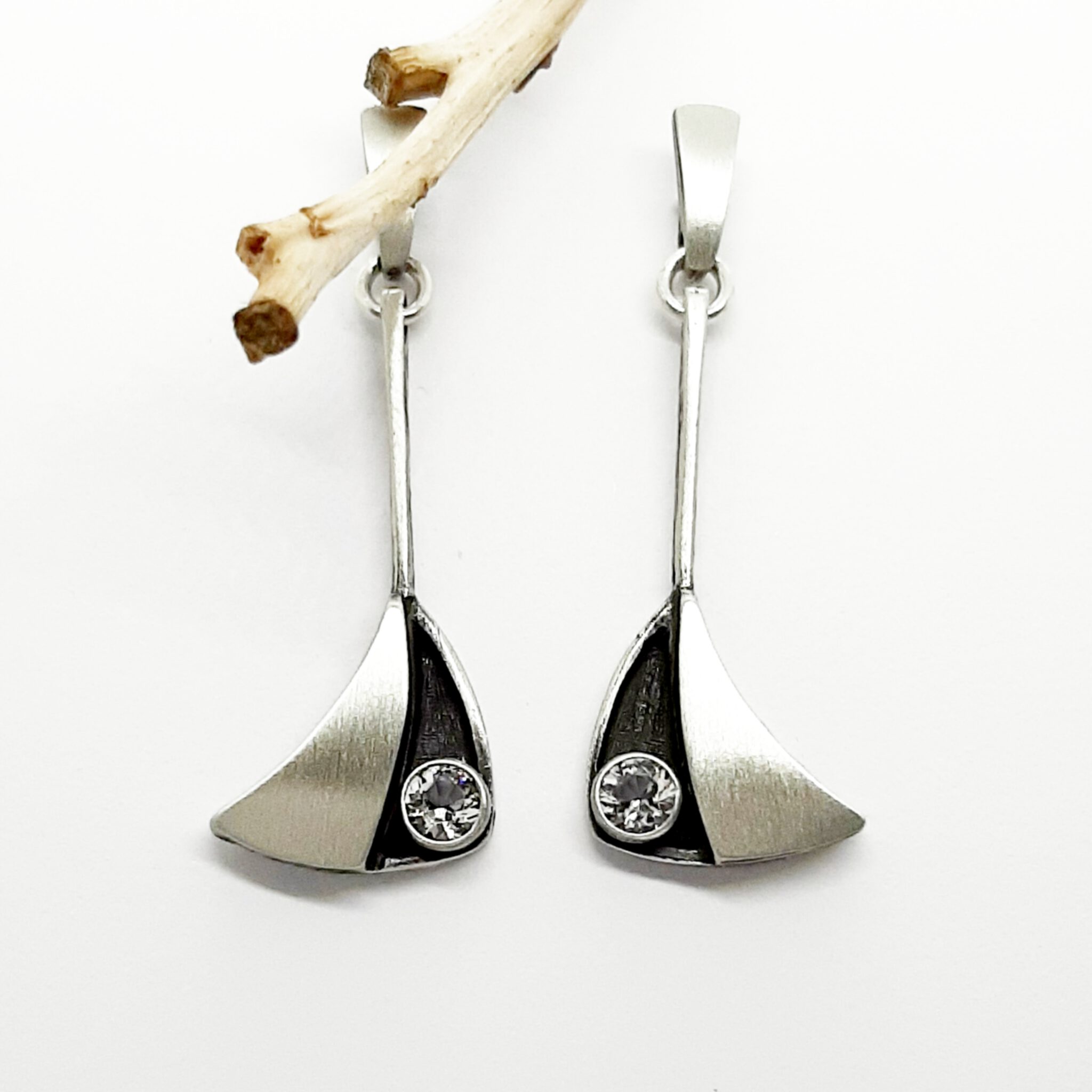 Nordform Ohrhänger Dreiecke an Stäbchen Silber Bergkristall