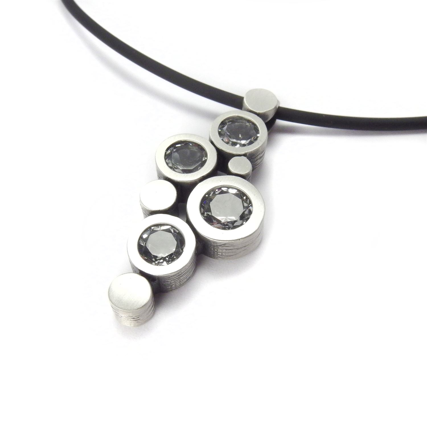 Nordform Anhänger mit 4 Steinen Silber an Kautschukband Nordform Anhänger mit 4 Steinen Silber an Kautschukband