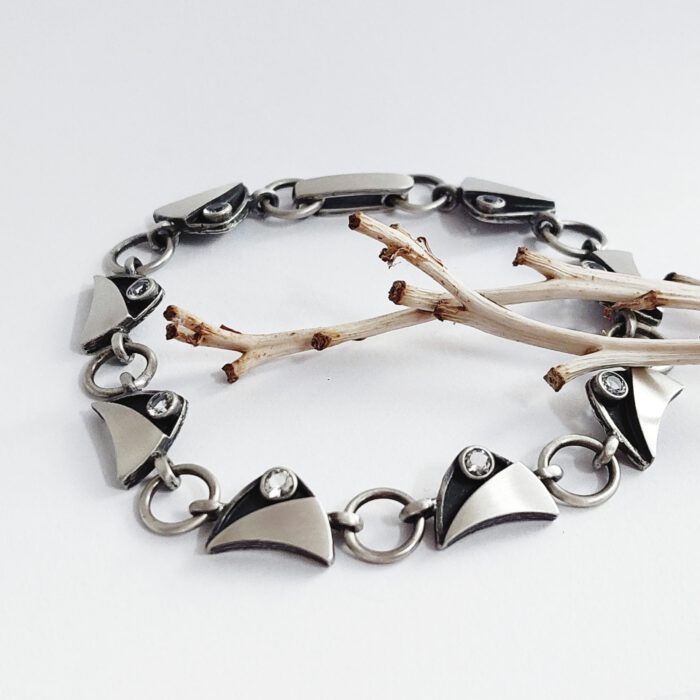Nordform Armband mit Dreieckigen Gliedern Silber Bergkristall Nordform Armband mit Dreieckigen Gliedern Silber Bergkristall