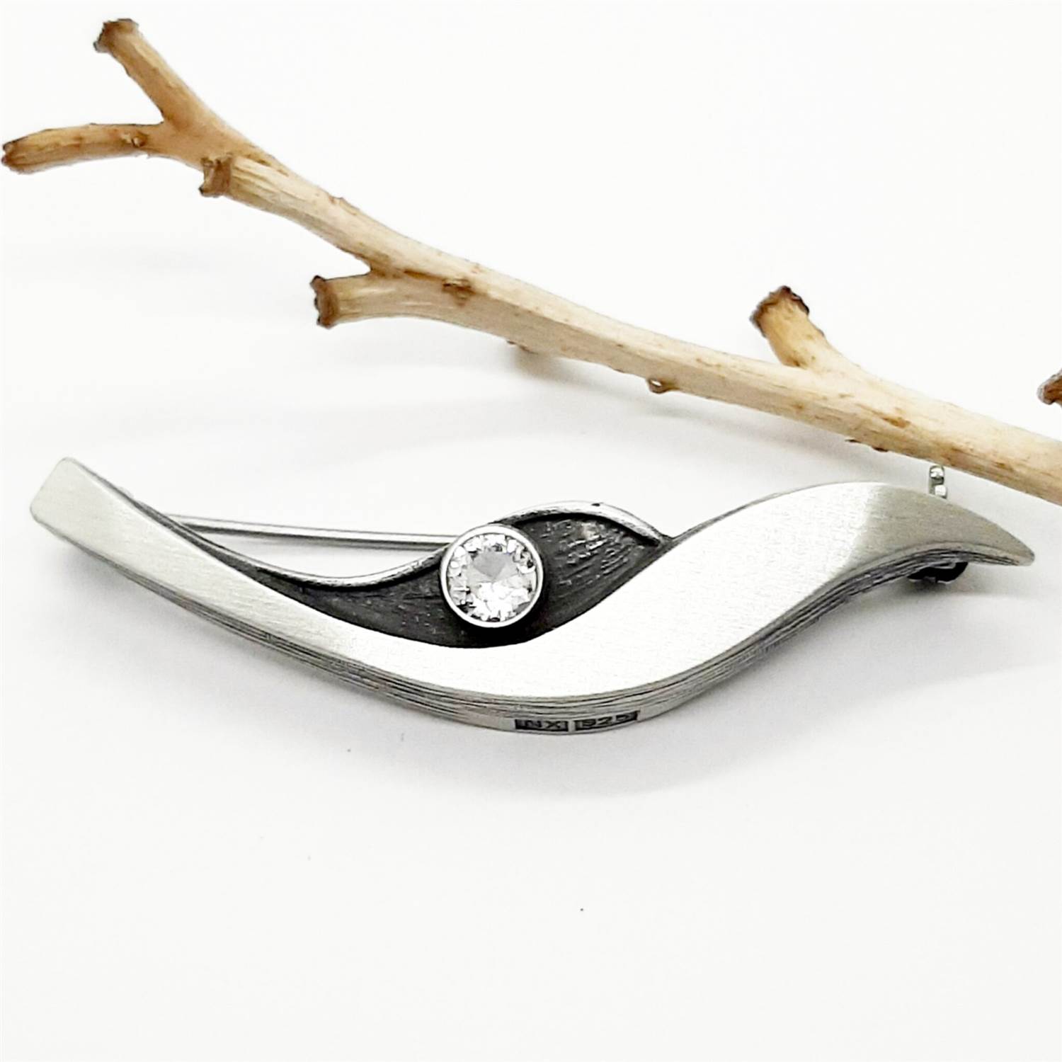 Nordform Brosche In Form einer Welle Silber Bergkristall Nordform Brosche In Form einer Welle Silber Bergkristall