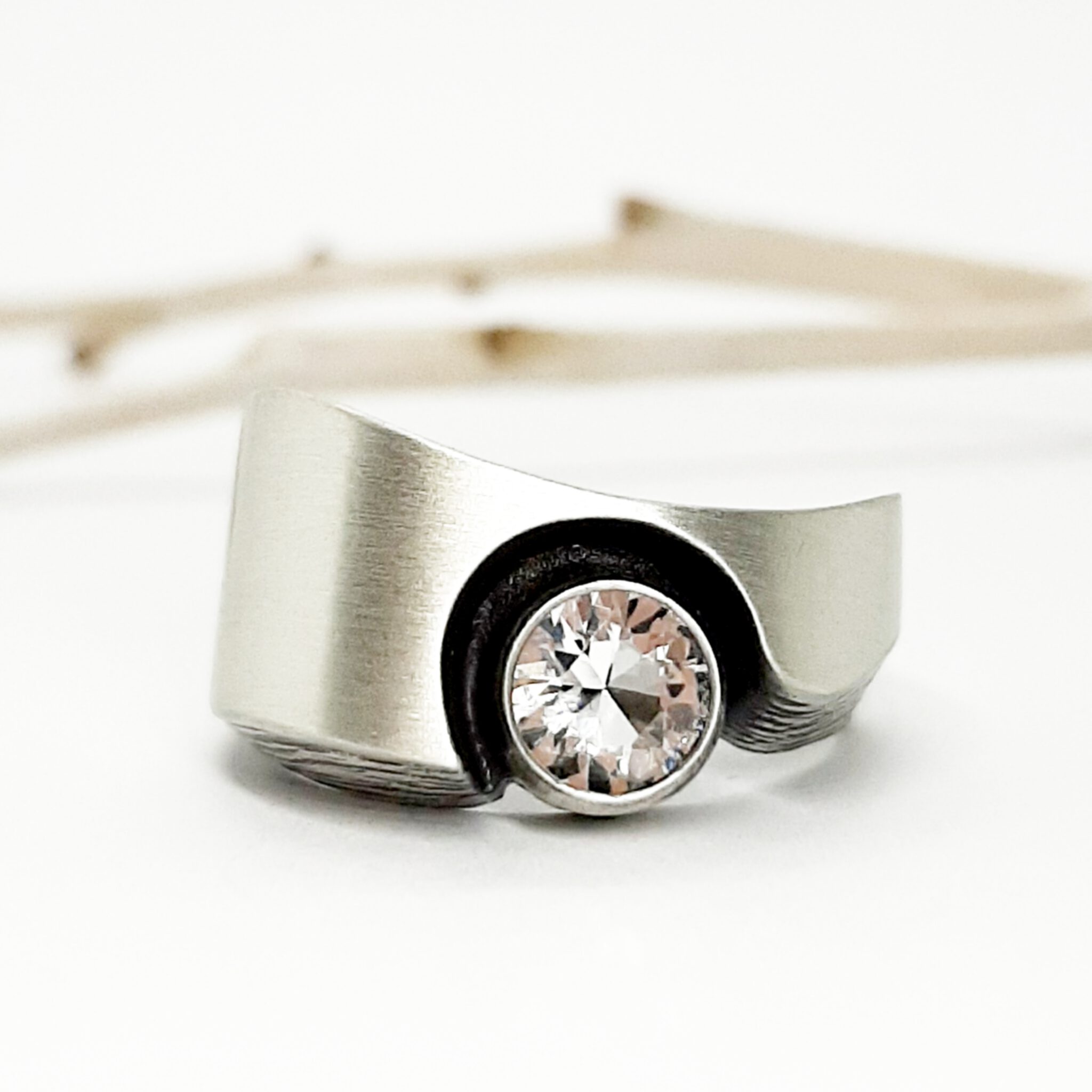 Nordform Gebogener Bandring (12mm) Silber mit Bergkristall Seitlich