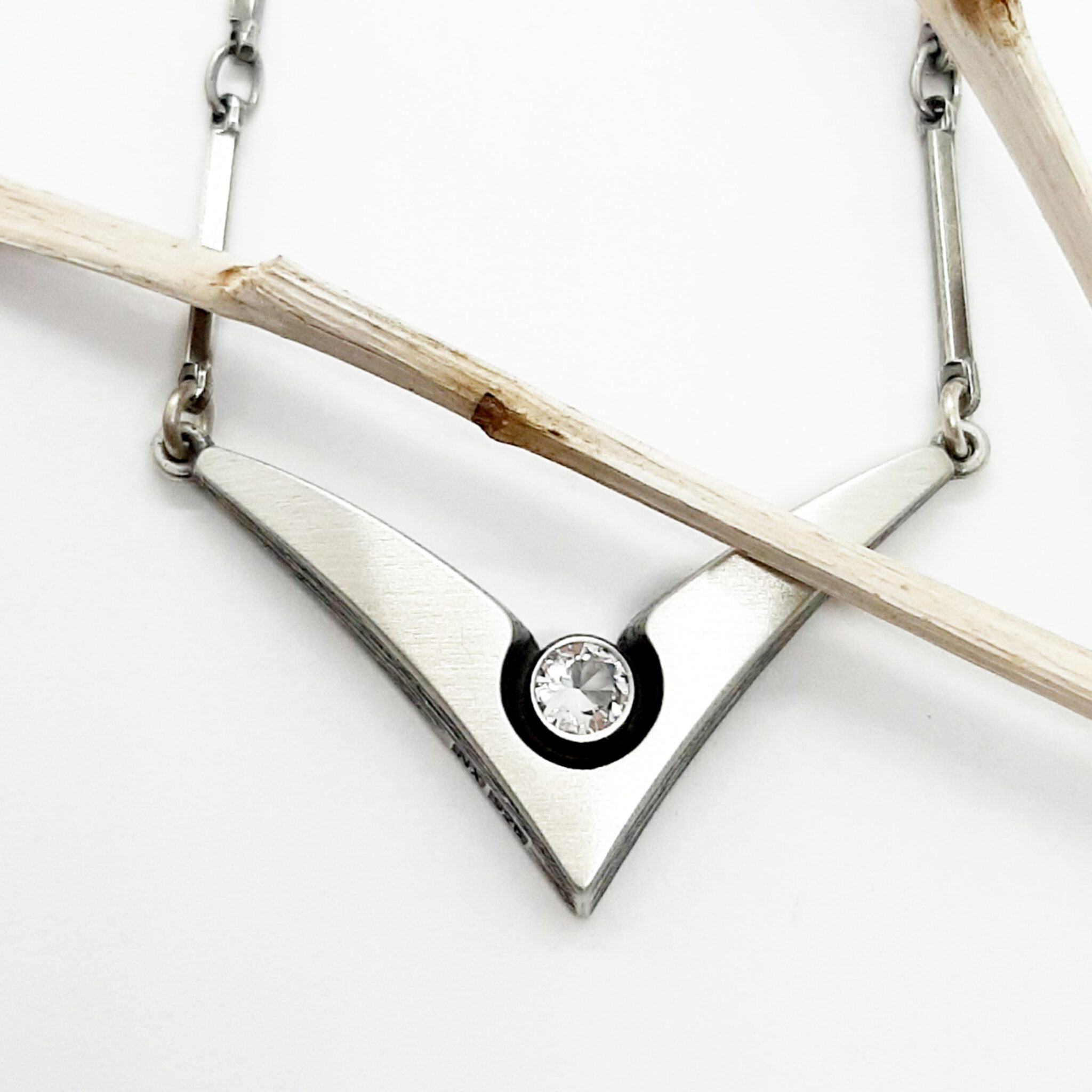 Nordform Stäbchen-Collier mit Eckigem Mittelteil Silber Bergkristall