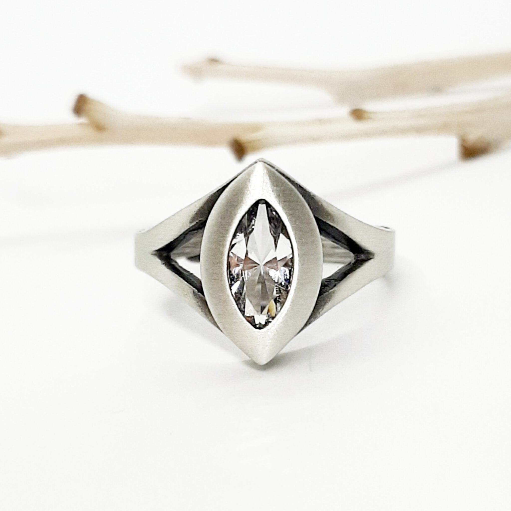 Nordform Damenring in Silber mit Mandelförmigem Bergkristall