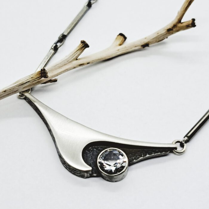 Nordform Stäbchen-Collier mit Wellenförmigen Mittelteil Silber Bergkristall