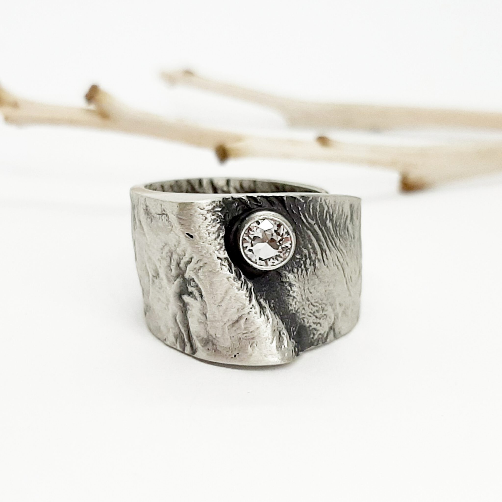 Nordform Bandring Organische Form (14mm) Silber Geschwärzt Bergkristall