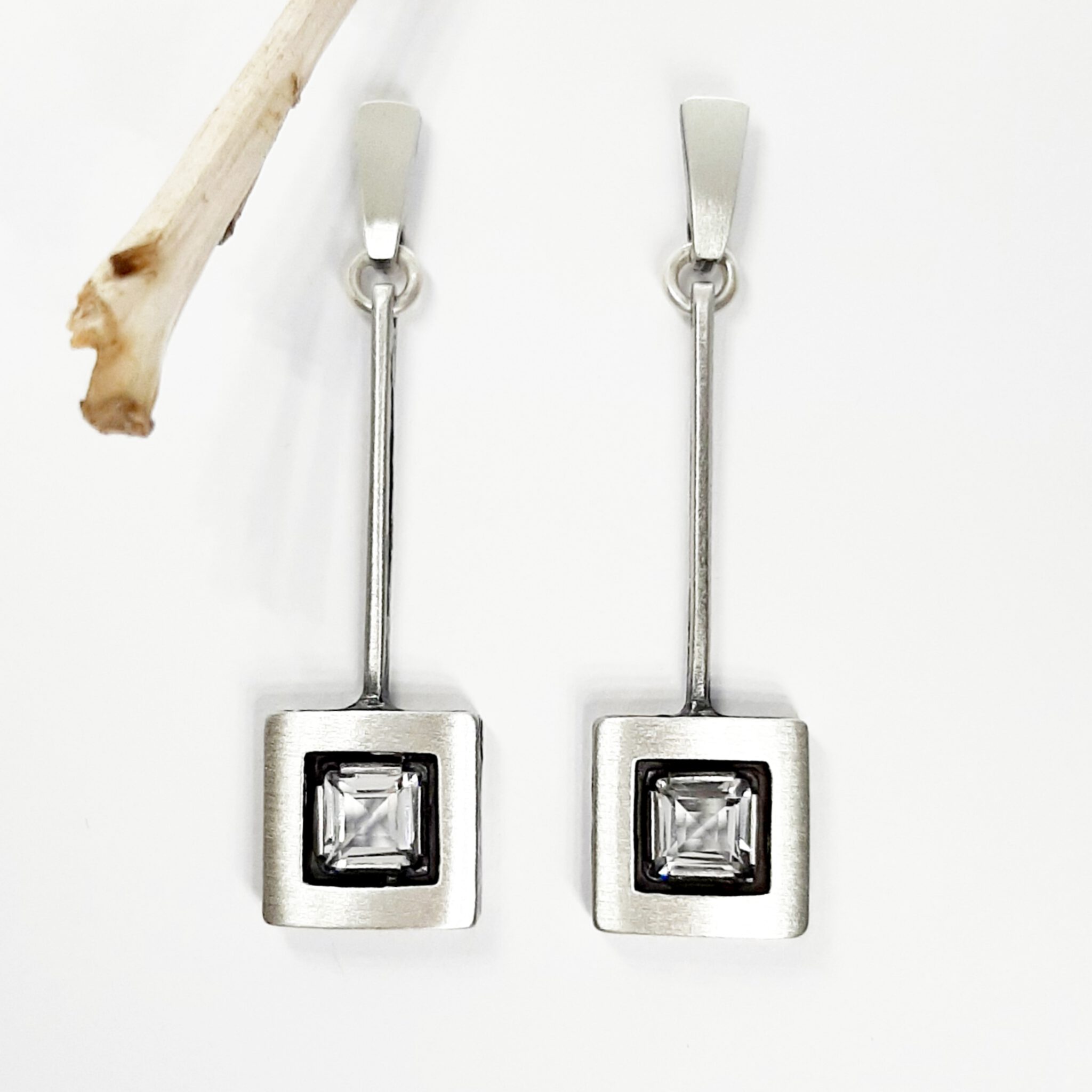 Nordform Ohrhänger Quadrat an Stäbchen Silber Bergkristall