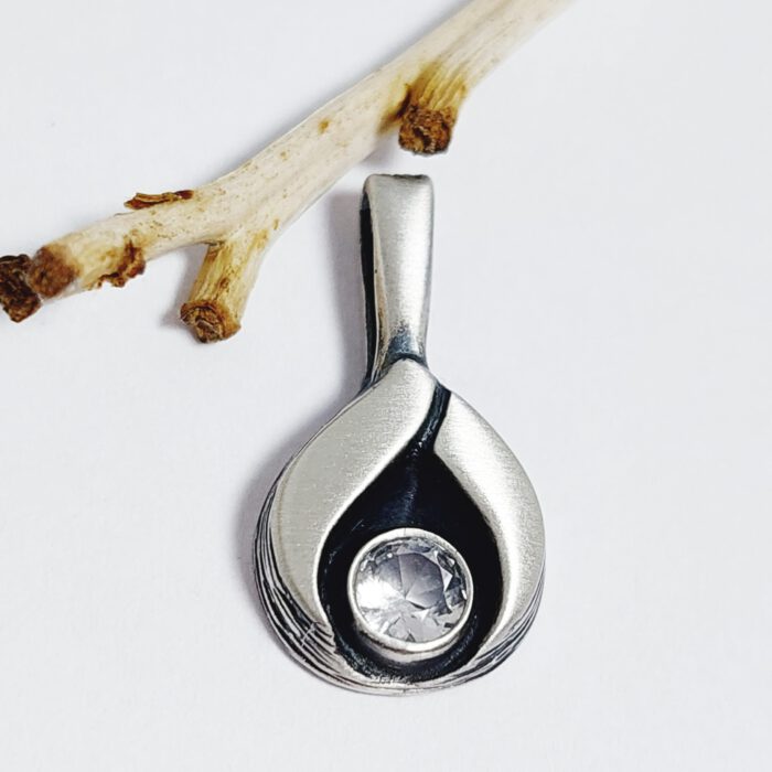 Nordform Kleiner Tropfen-Anhänger Silber mit Bergkristall (11x20mm)