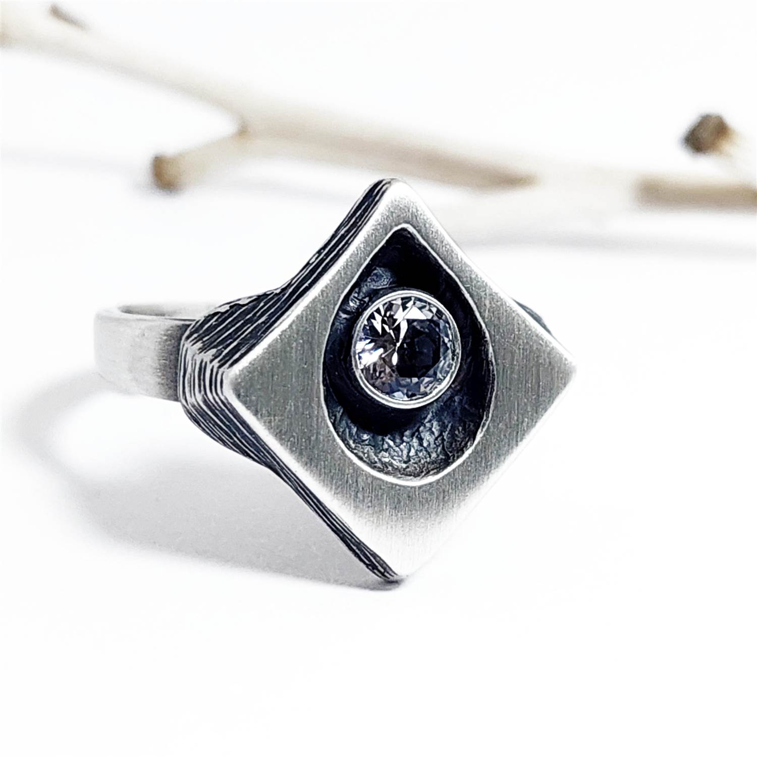 Nordform Ring mit Quadratischen Aufsatz (groß) Silber Bergkristall