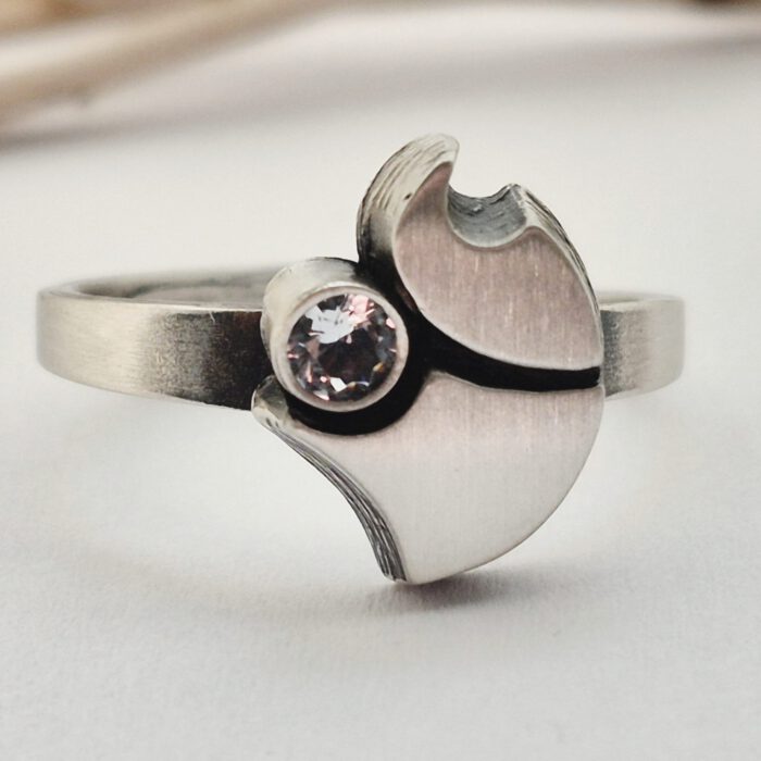 Nordform Ring mit Unsymmetrischen Aufsatz Silber Bergkristall