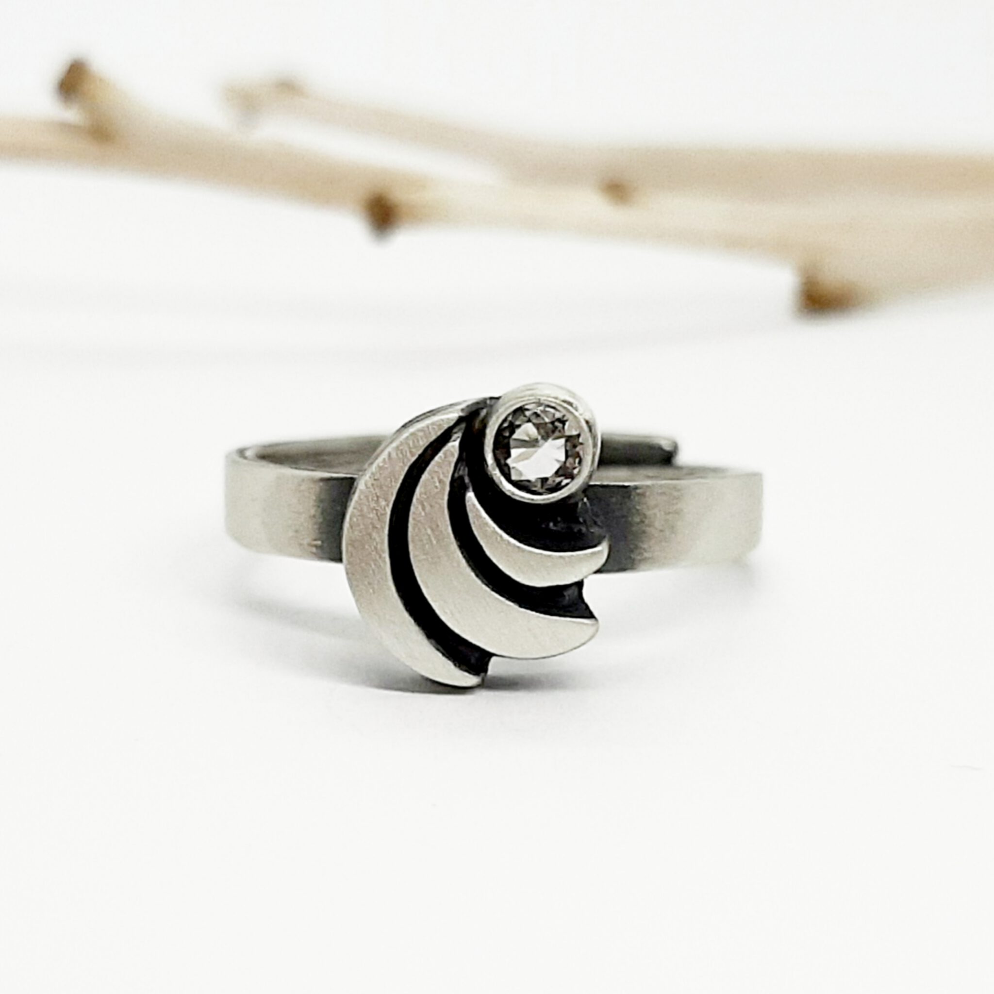 Nordform Ring mit Gefächertem Aufsatz (Komet) Silber Bergkristall
