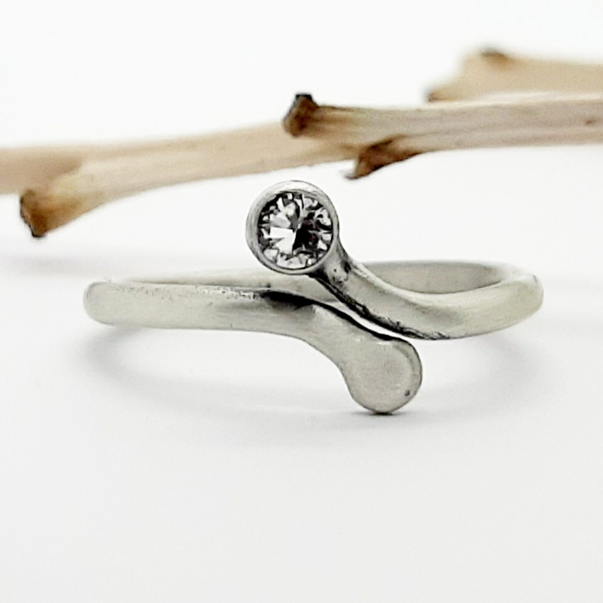 Nordform Schmaler Ring aus Rundem Draht Silber Bergkristall