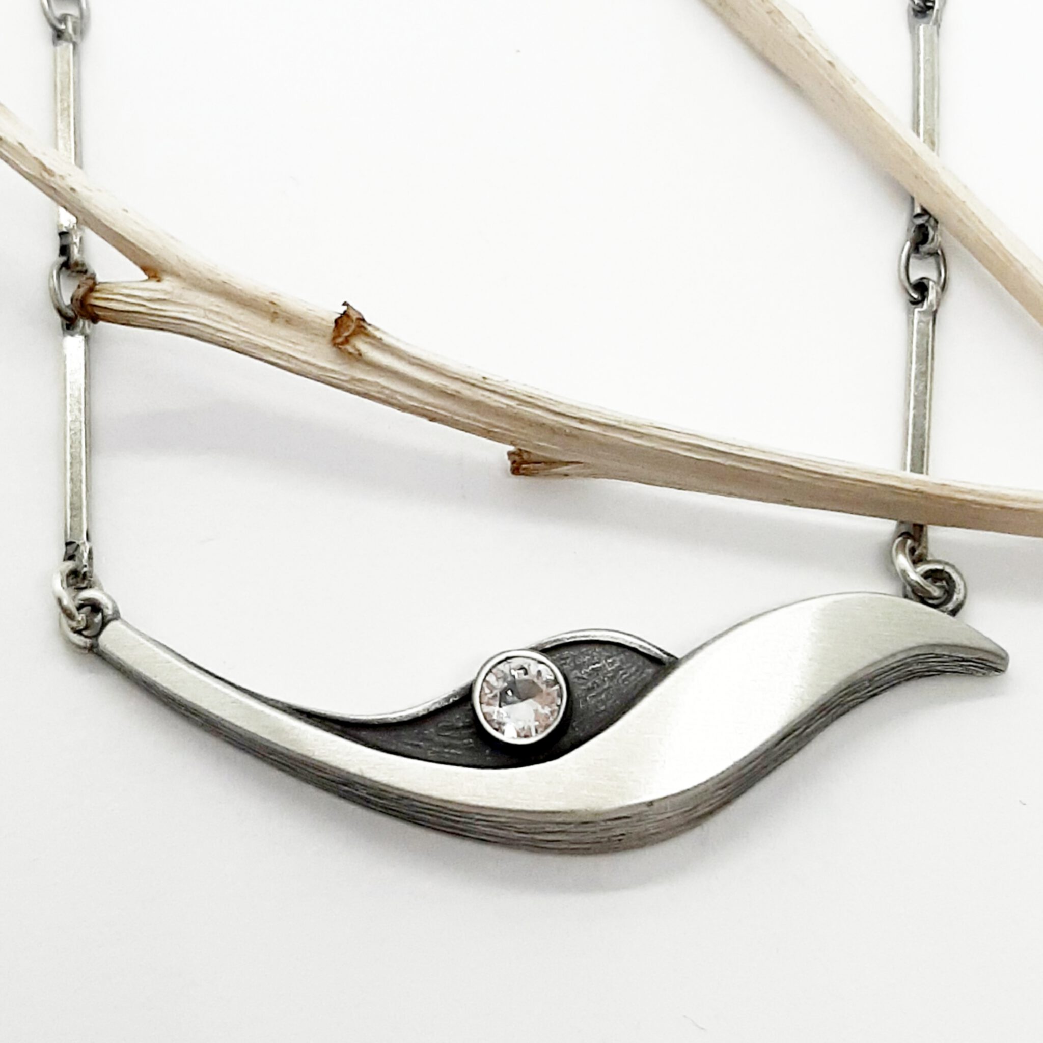 Nordform Stäbchen-Collier mit Wellenförmigen Mittelteil Silber Bergkristall