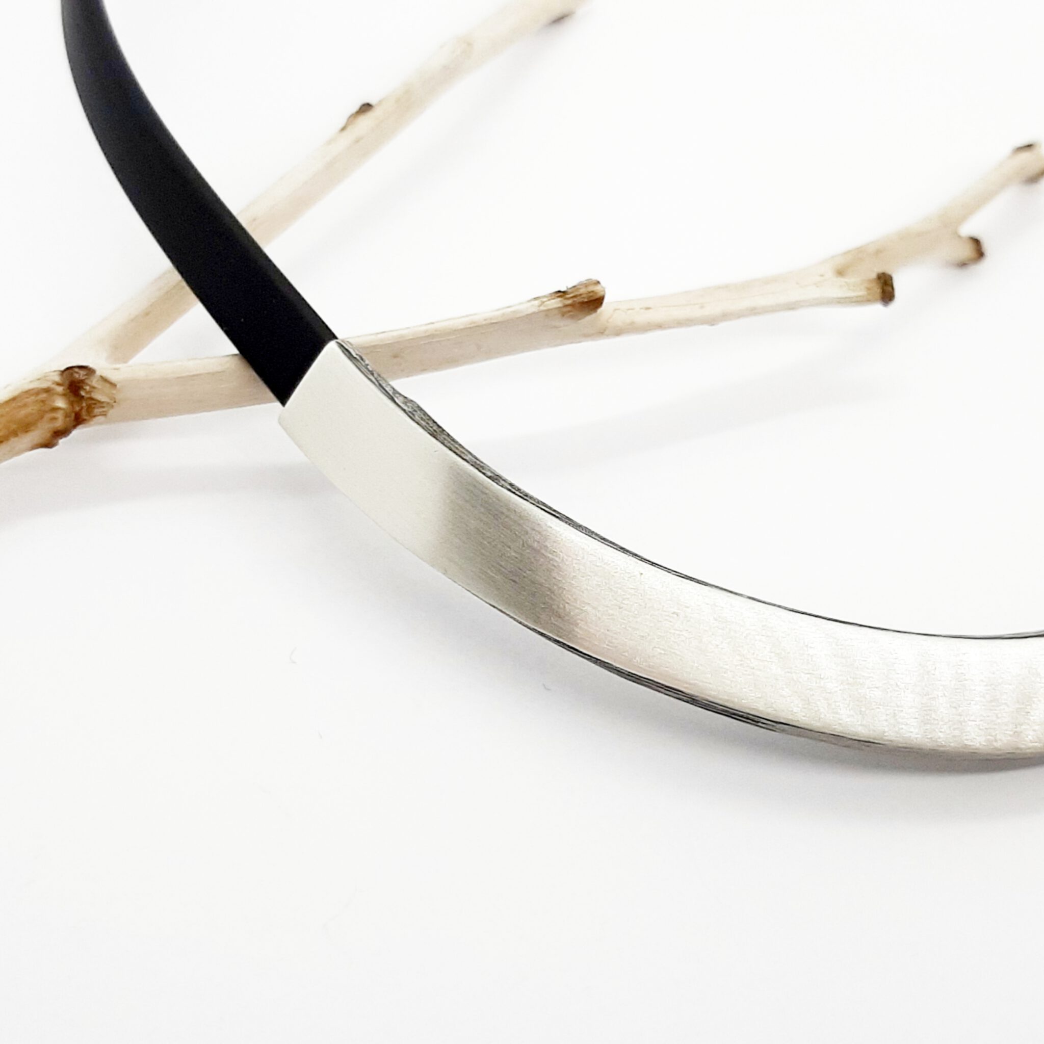 Nordform Kautschuk Collier mit Gebogenem Mittelteil Silber