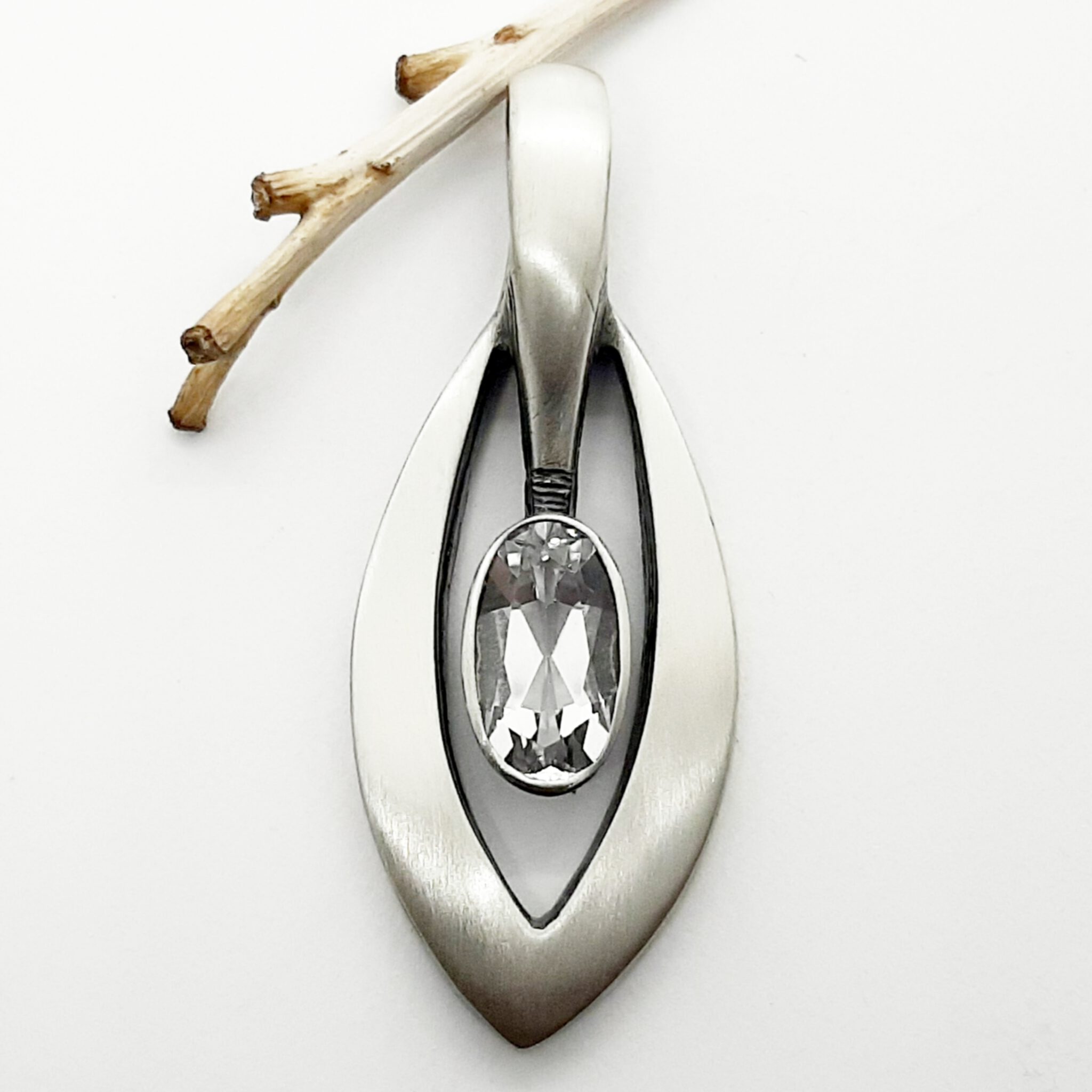 Nordform Durchbrochener Silber Anhänger mit Ovalem Bergkristall (20x50mm)